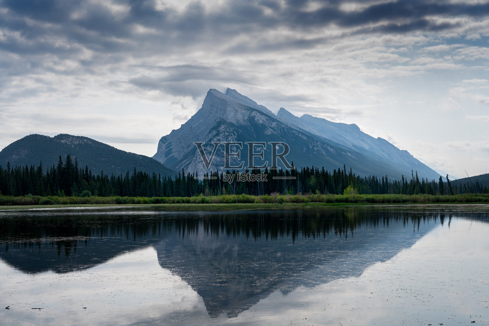 加拿大的山峰照片摄影图片