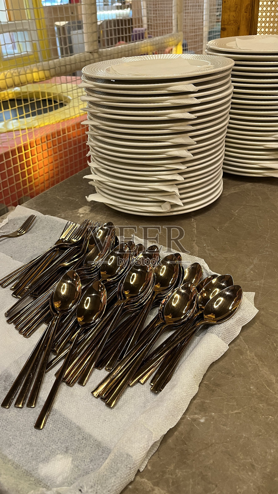 餐厅里的白色盘子架照片摄影图片