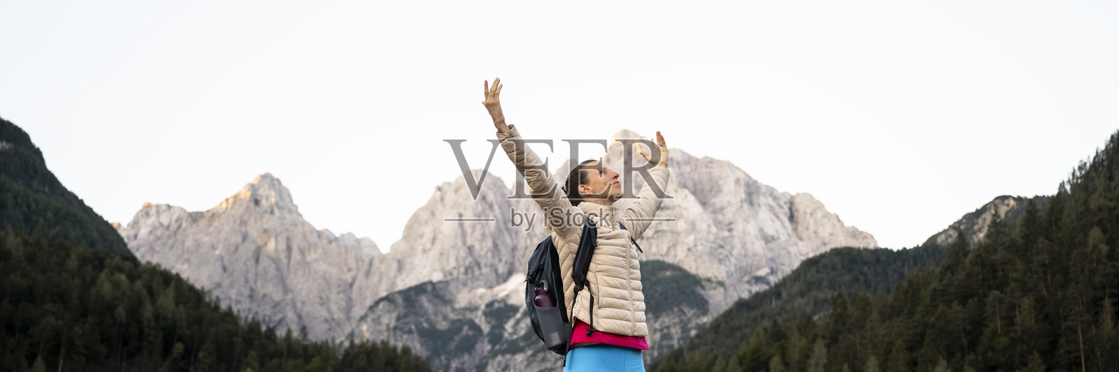 快乐的女性徒步旅行者拥抱大自然照片摄影图片