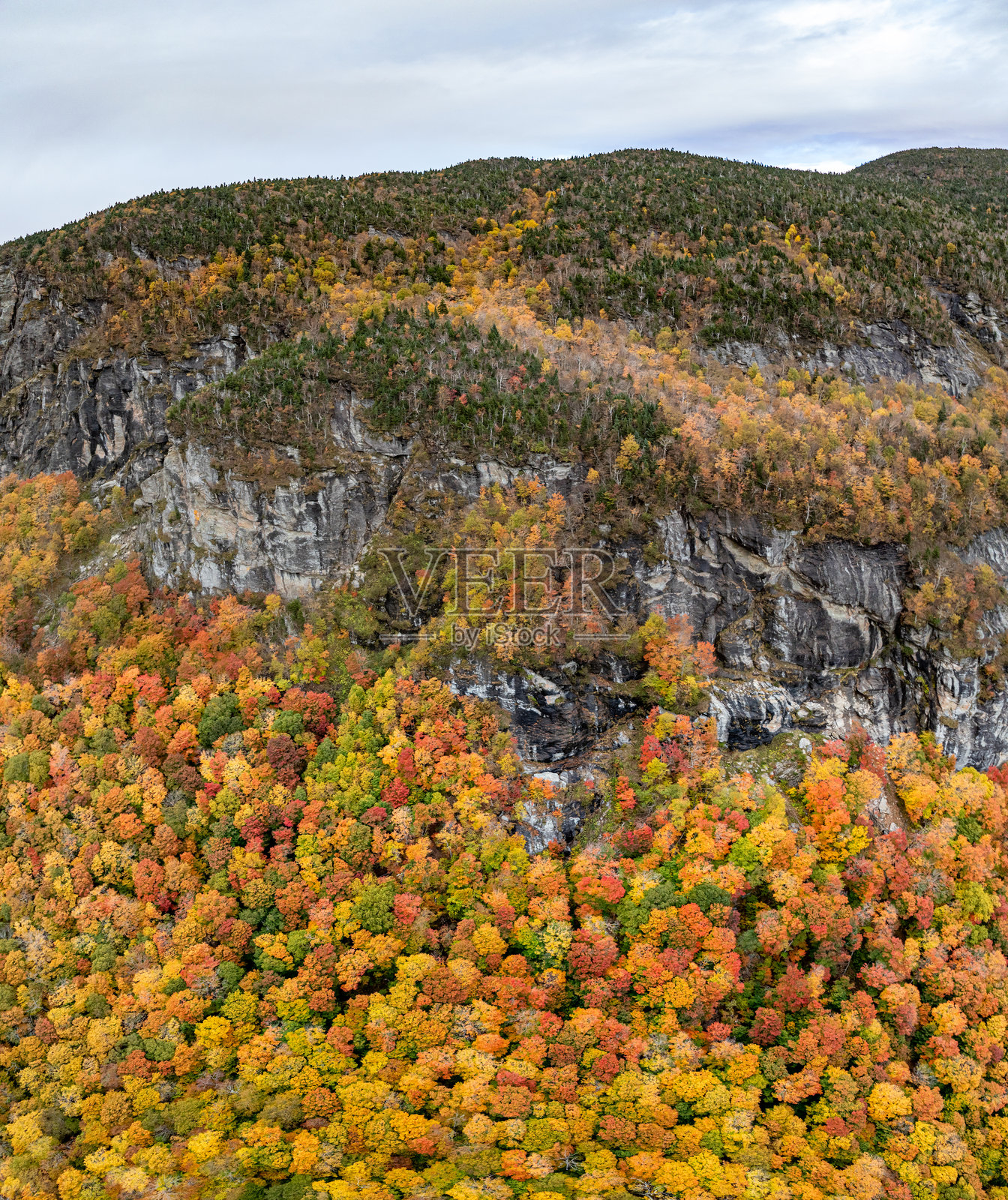 维蒙特州美国VT-108公路景观，斯普鲁斯峰和大泉，赫尔布鲁克小径起点照片摄影图片