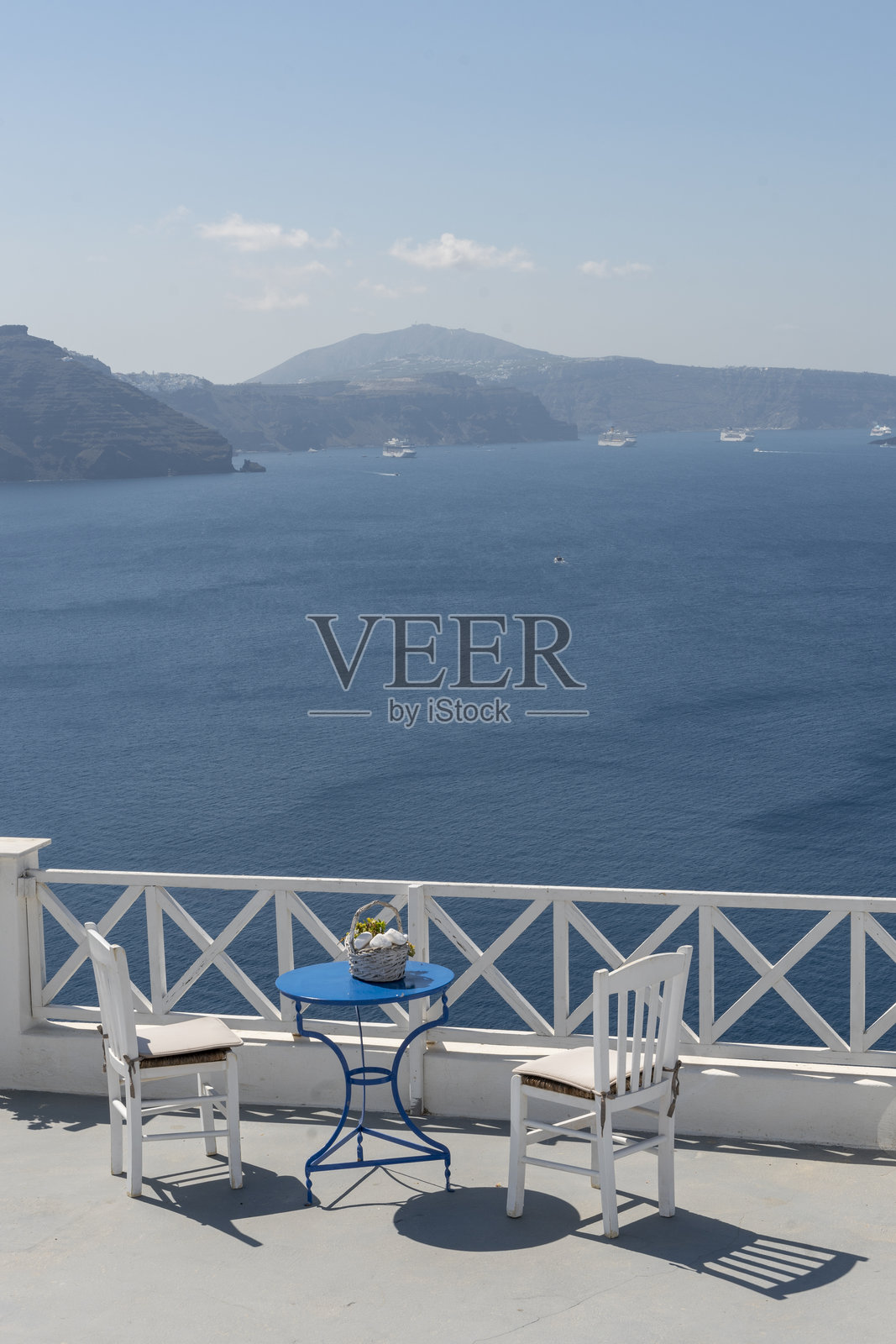 在圣托里尼可以欣赏美景的椅子照片摄影图片