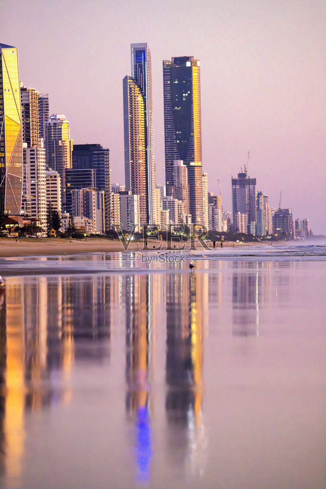 海上日出与沿海城市，背景留有空白空间照片摄影图片