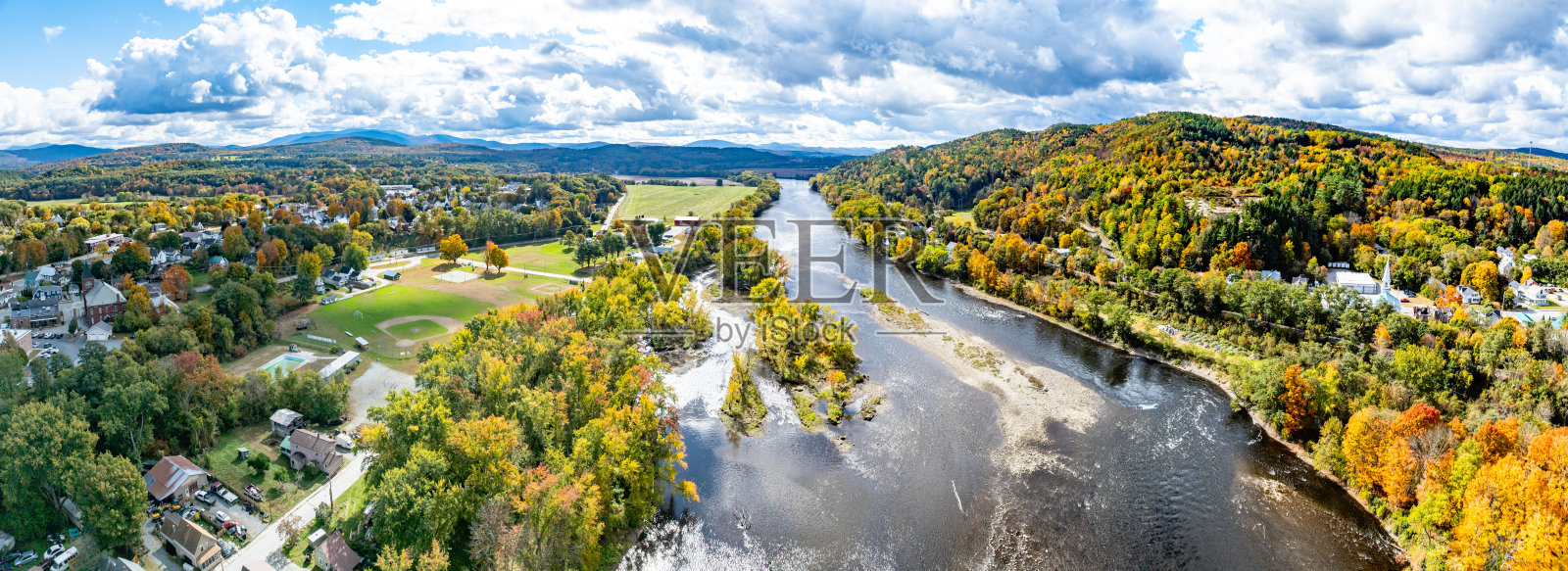 康涅狄格河，位于美国佛蒙特州威尔斯河和伍德斯维尔的US-302公路景观照片摄影图片