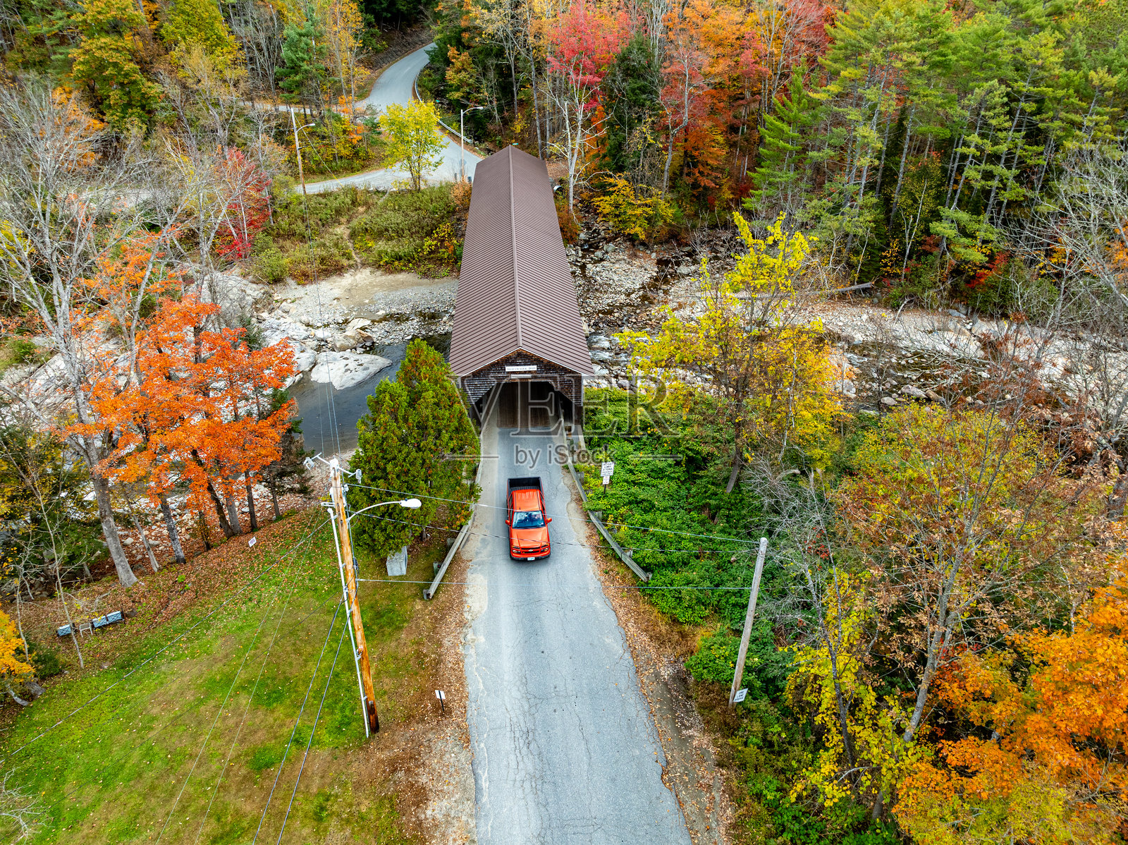 斯威夫特水覆盖桥与阿莫诺苏克河，NH-112公路在新罕布什尔州巴斯的斯威夫特水景观，USA照片摄影图片