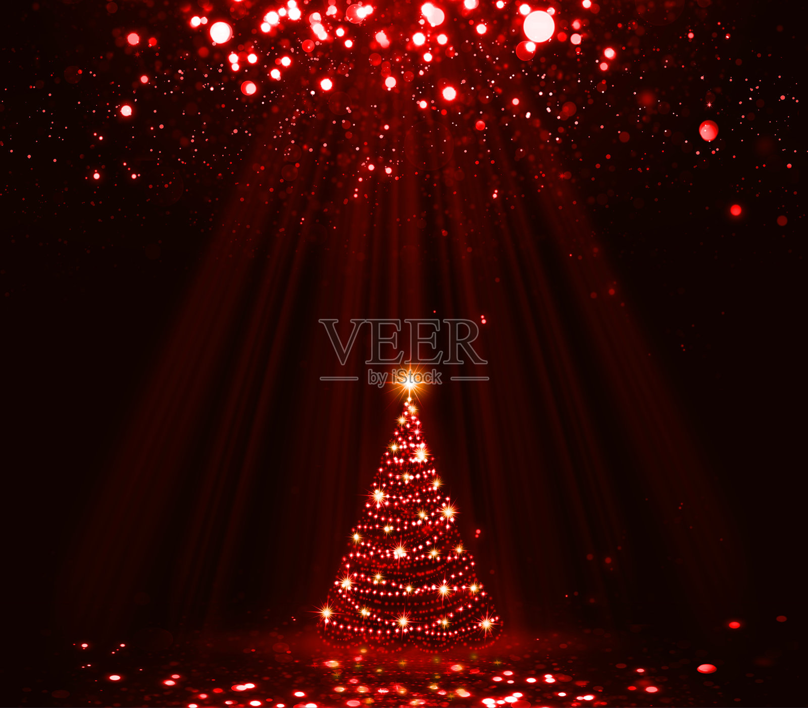 红色虚化背景上的圣诞树。照片摄影图片