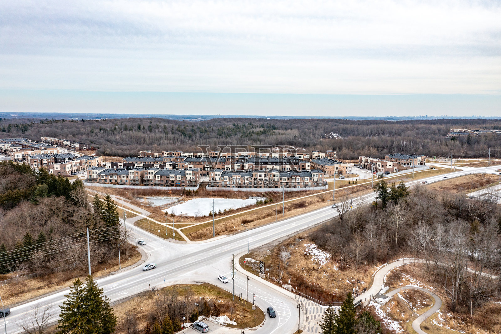 冬季的邦德湖，加拿大里士满山照片摄影图片