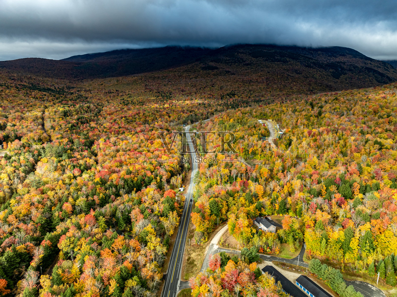 秋季多彩山林中日出时分的公路鸟瞰图照片摄影图片