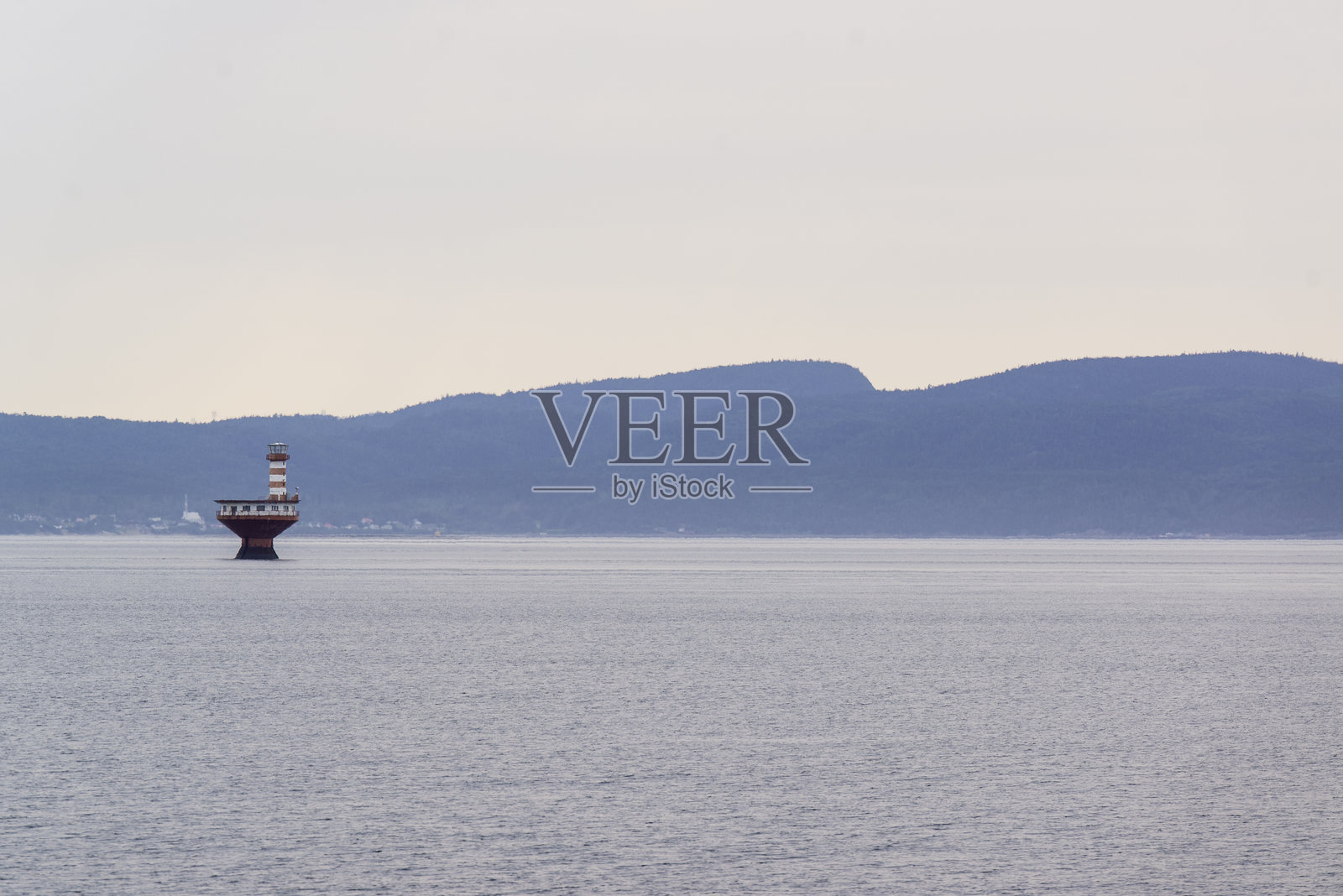 塔杜萨克湾孤独的红色灯塔照片摄影图片