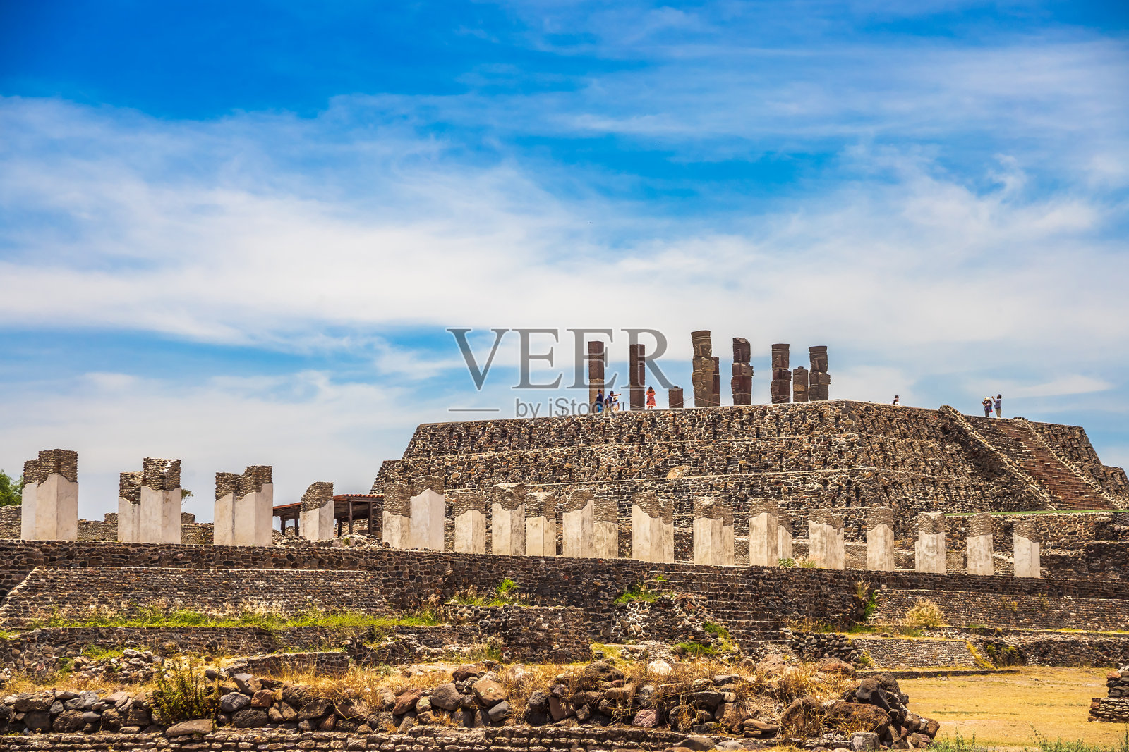 位于图拉伊达尔戈的亚特兰蒂斯考古区的金字塔和建筑物照片摄影图片