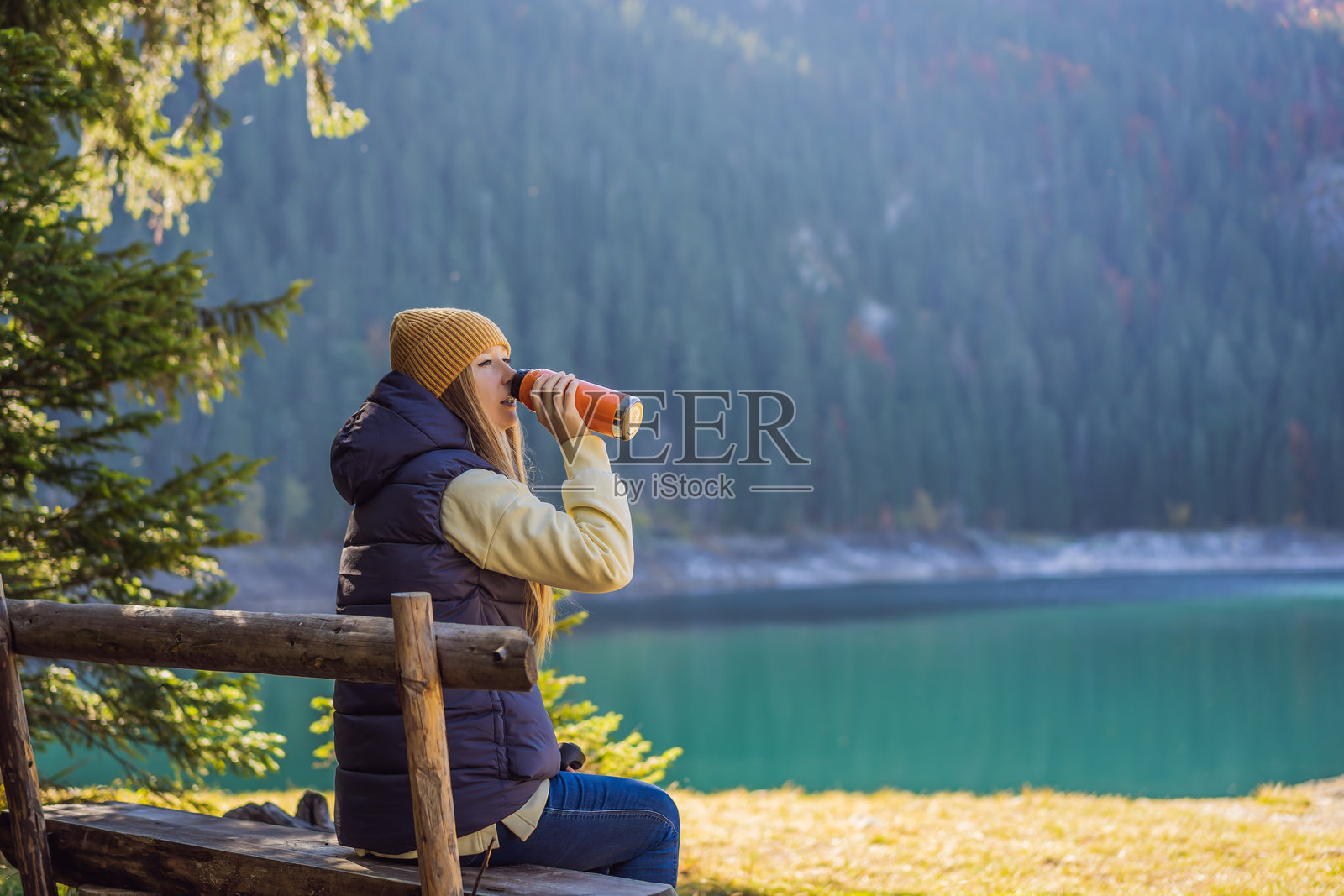 背景中有一位女性游客，前景是黑湖（Crno Jezero）全景的晨景。宁静的夏日场景，位于黑山的杜尔米托国家公园（Durmitor Nacionalni Park），扎布贾克（Zabljak）地区。自然之美的概念背景，探索黑山的旅行主题。照片摄影图片