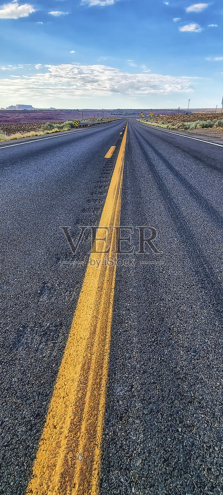 美国峡谷山脉风景路线的隧道观景点中间的道路。照片摄影图片