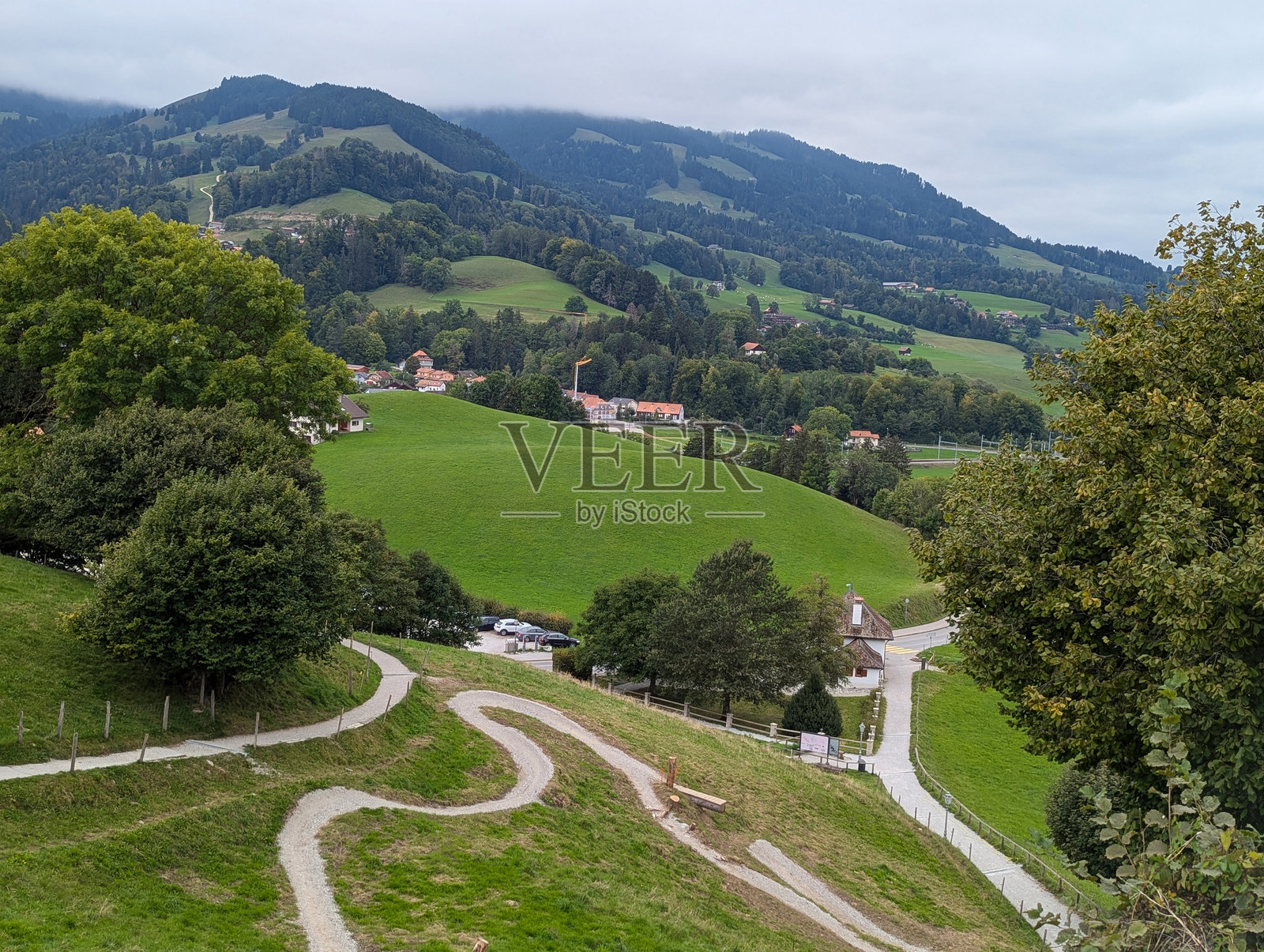 瑞士格吕耶尔的堡垒墙壁和护栏下方的小径和步道照片摄影图片