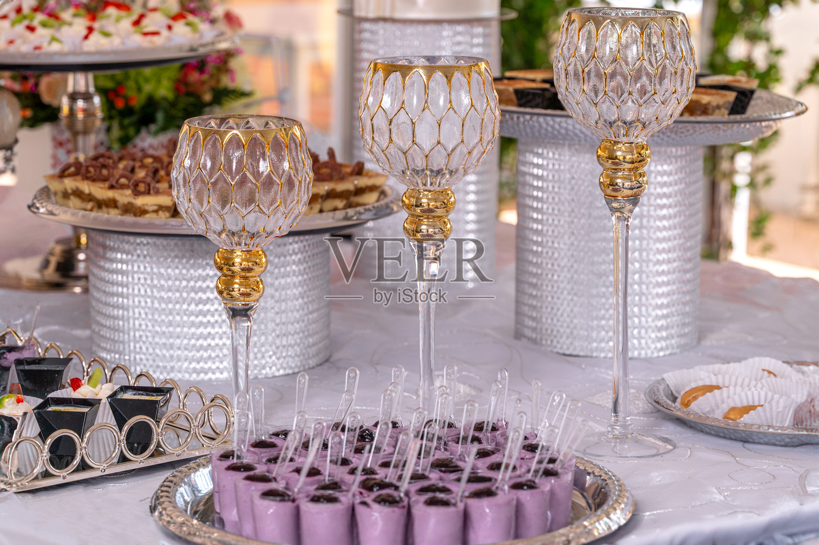 庆祝气氛，配有酒杯、花束、椅子和餐桌照片摄影图片