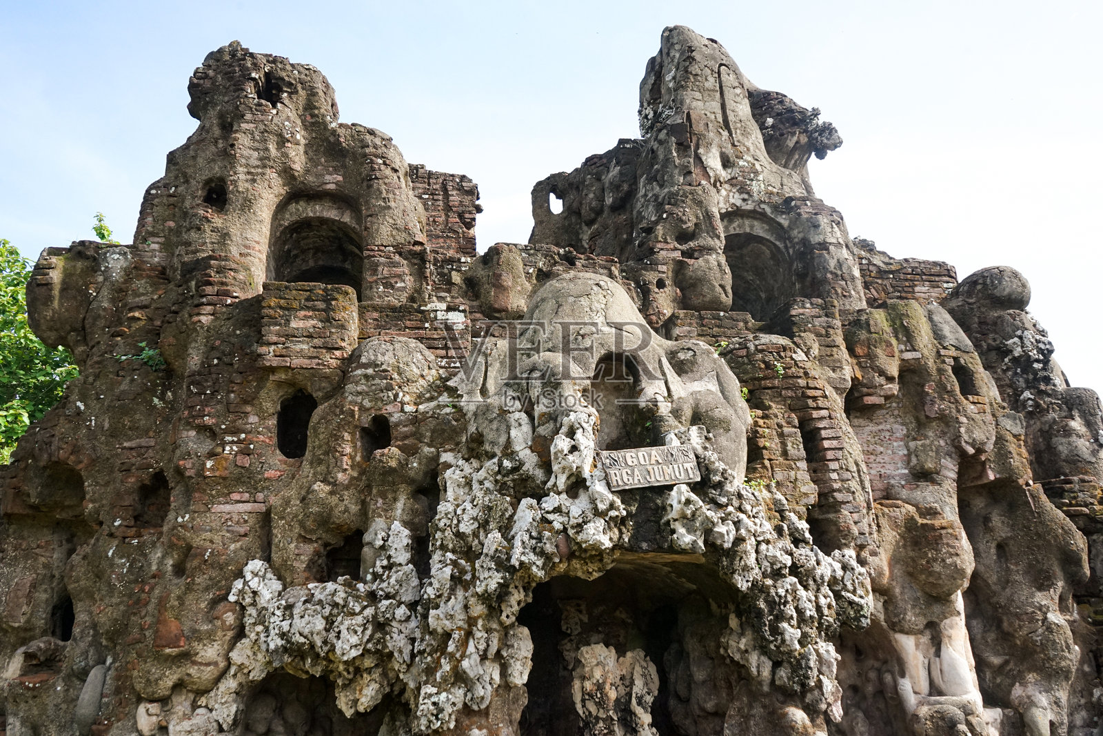 古老的砖石遗迹在杂草丛生的景观中照片摄影图片