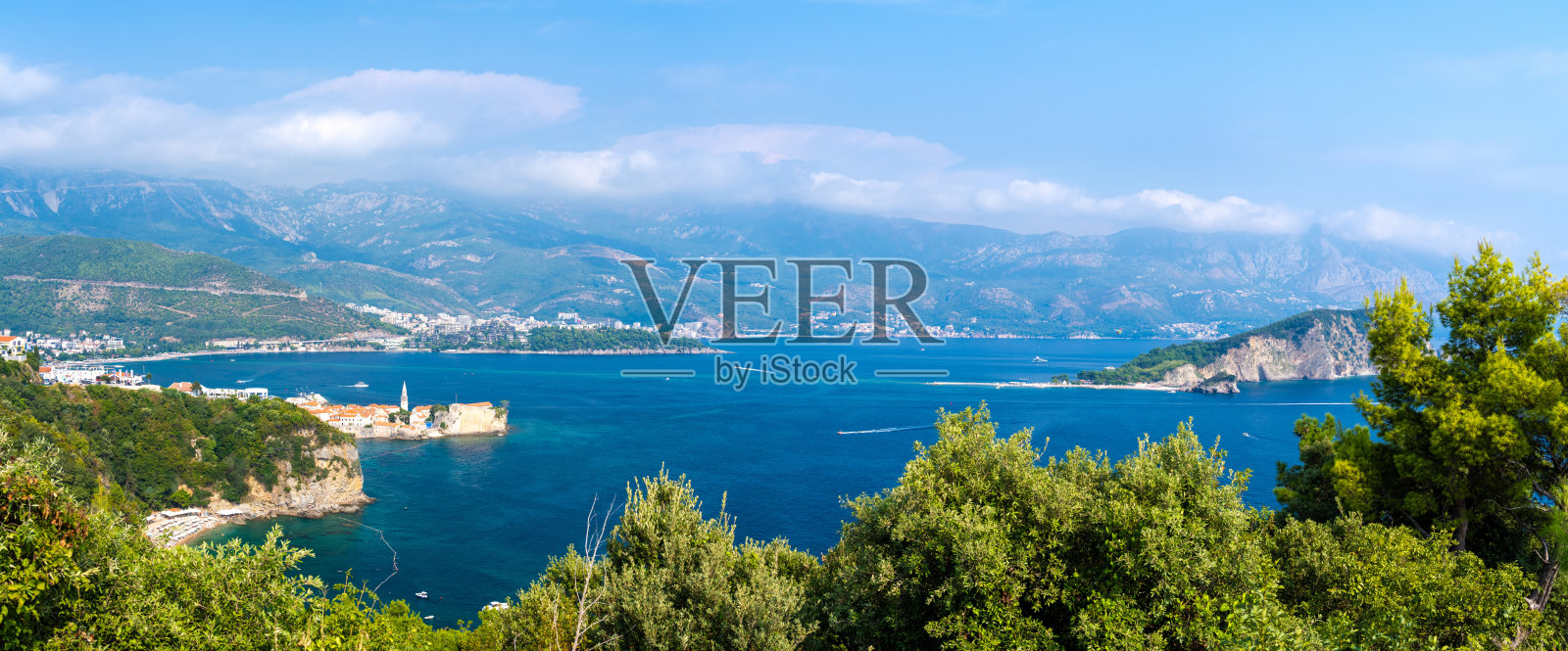 蒙特内哥罗布德瓦镇的蔚蓝海湾全景视图照片摄影图片