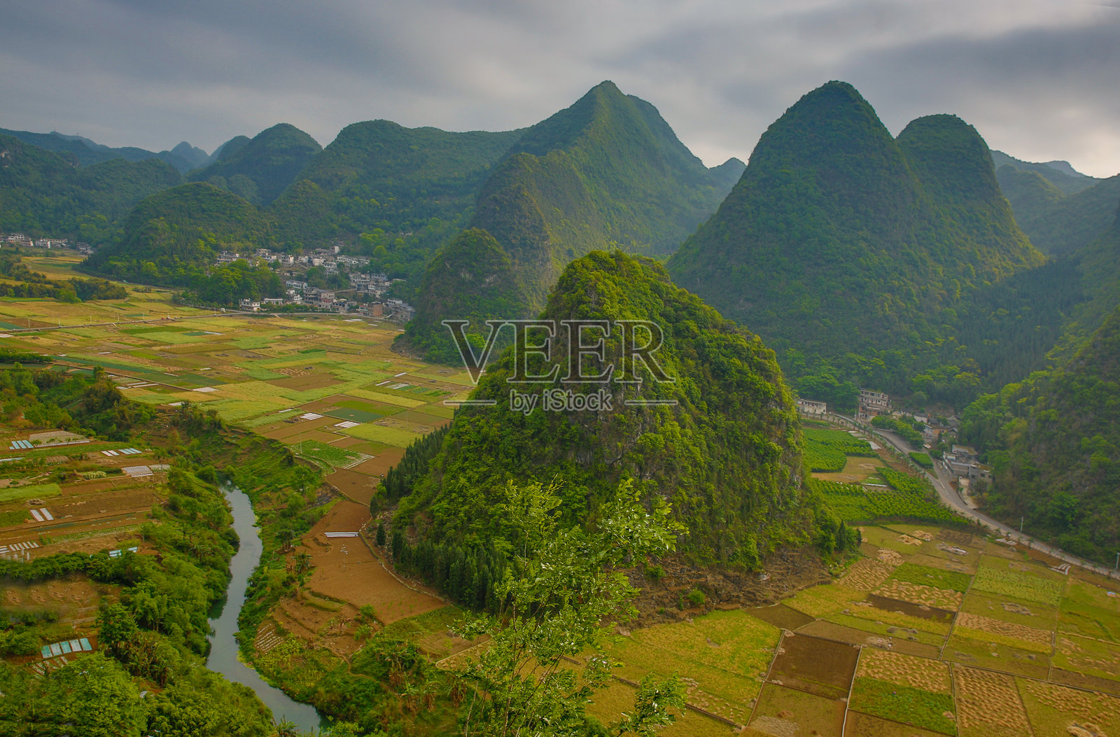 贵州，中国的郁郁葱葱的山谷与蜿蜒的河流照片摄影图片