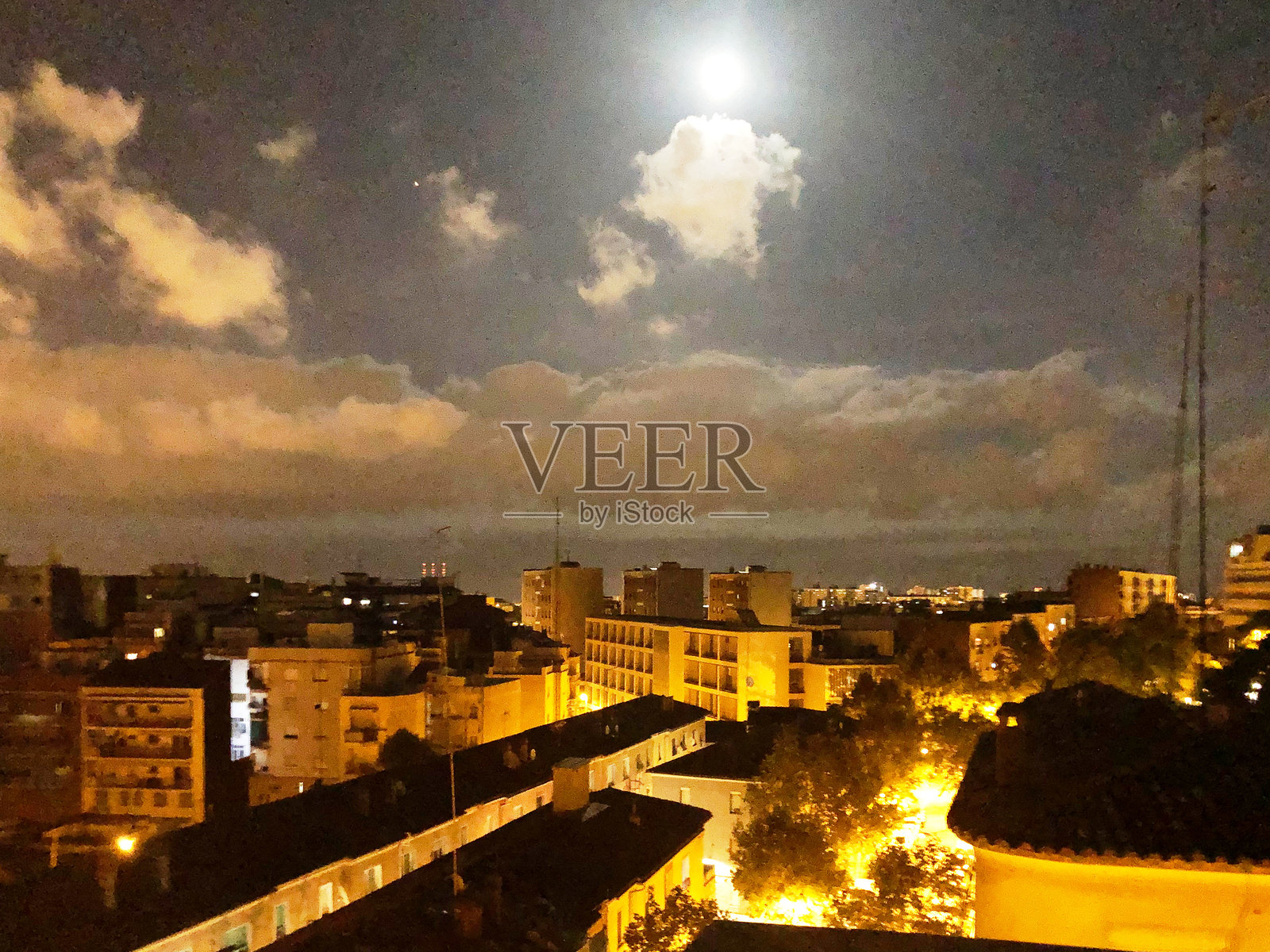 月光下的城市景观照片摄影图片