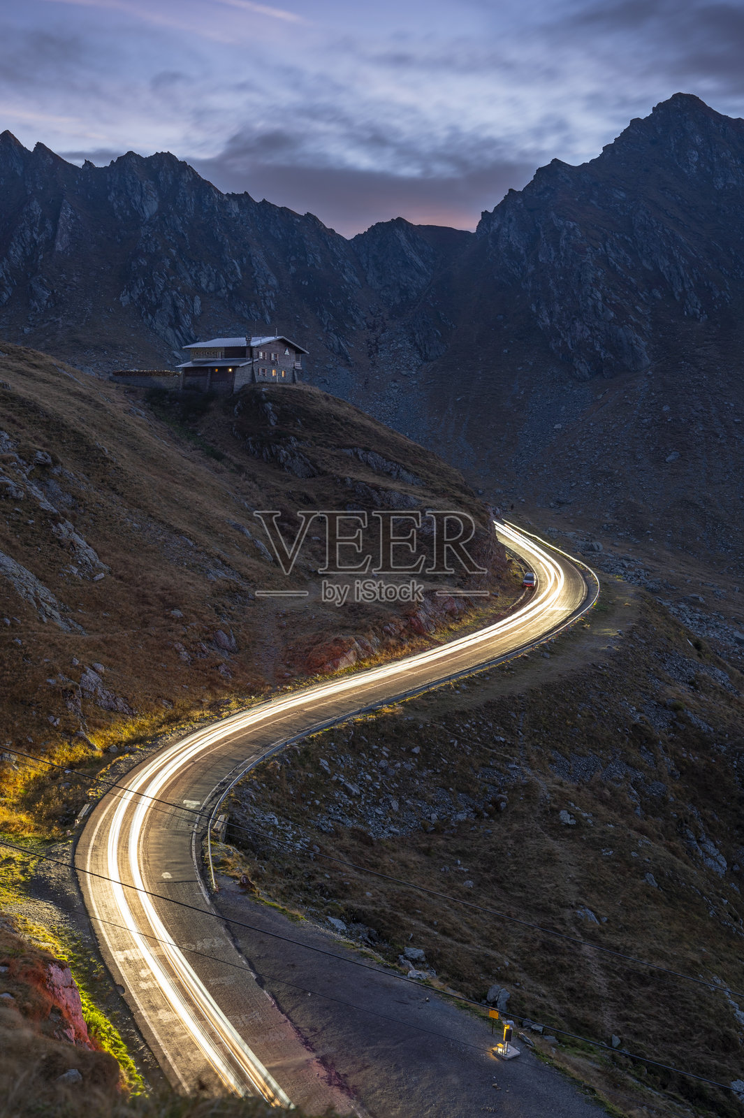 特兰西瓦尼亚的特兰法戈拉山路，车灯轨迹闪烁照片摄影图片