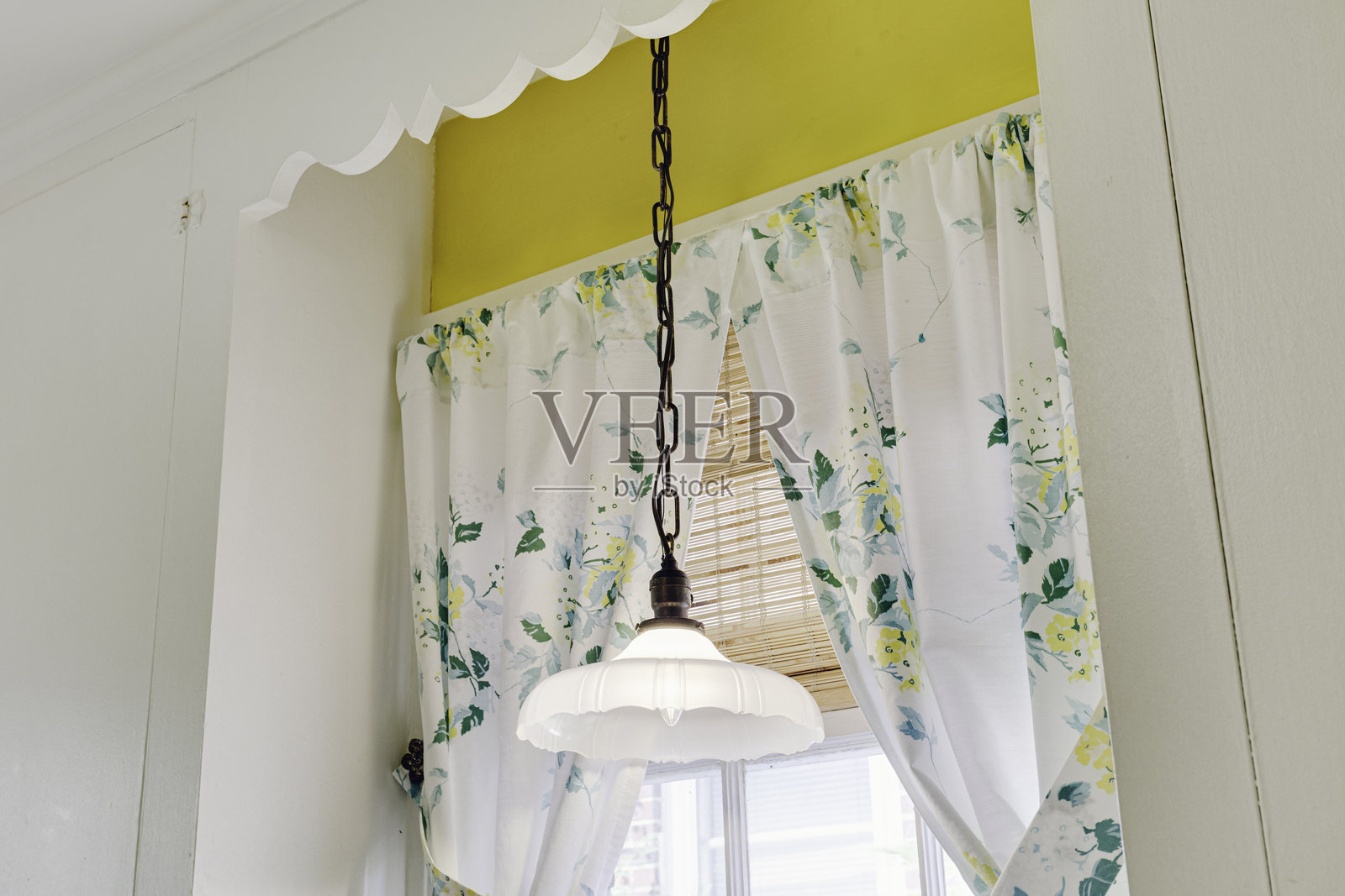 带有复古灯具的花卉窗帘。照片摄影图片