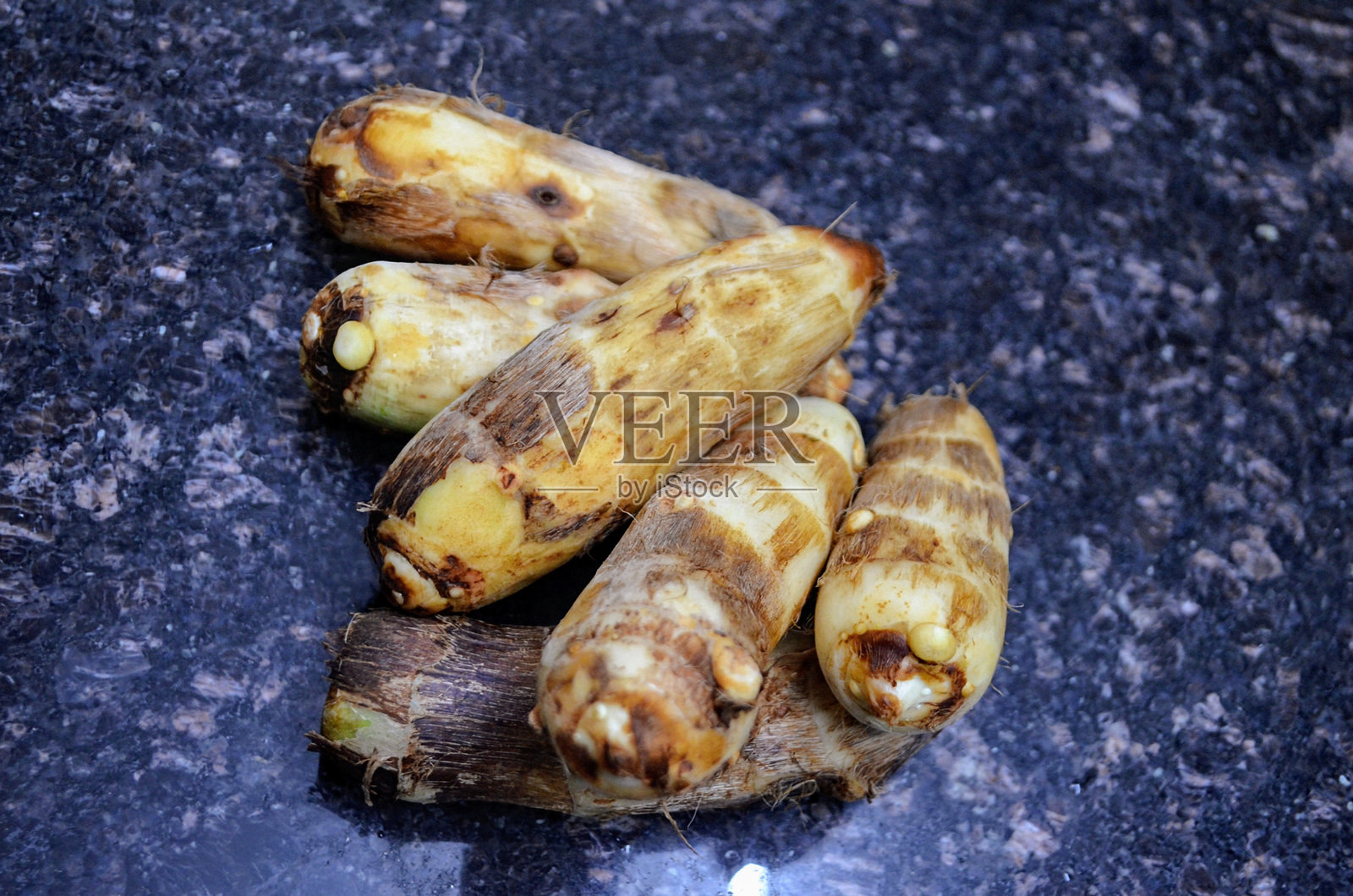 阿尔比，芋头是一种淀粉质根菜，外表呈棕色纤维状，内部则是白色、略带黏性的肉质。芋头的叶子和根/块茎/球茎都可用于烹饪。照片摄影图片