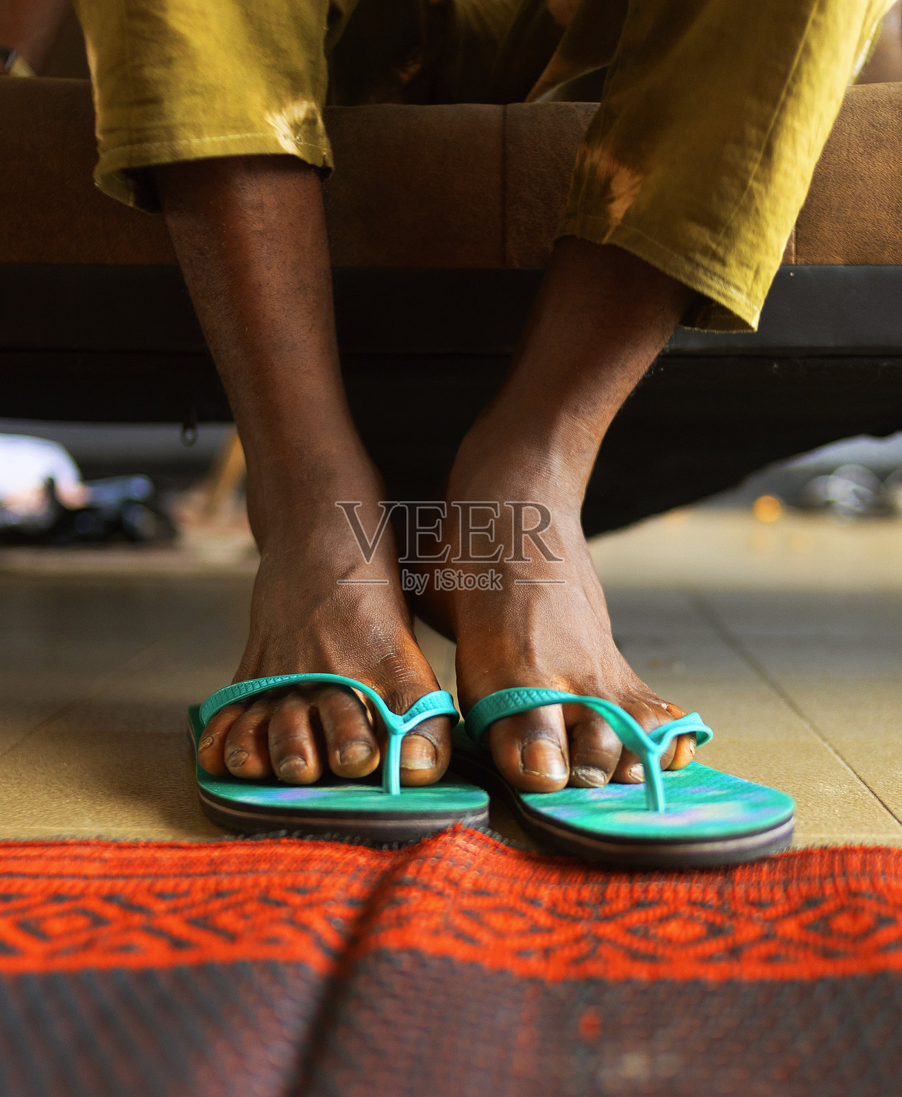 穿着人字拖的腿照片摄影图片