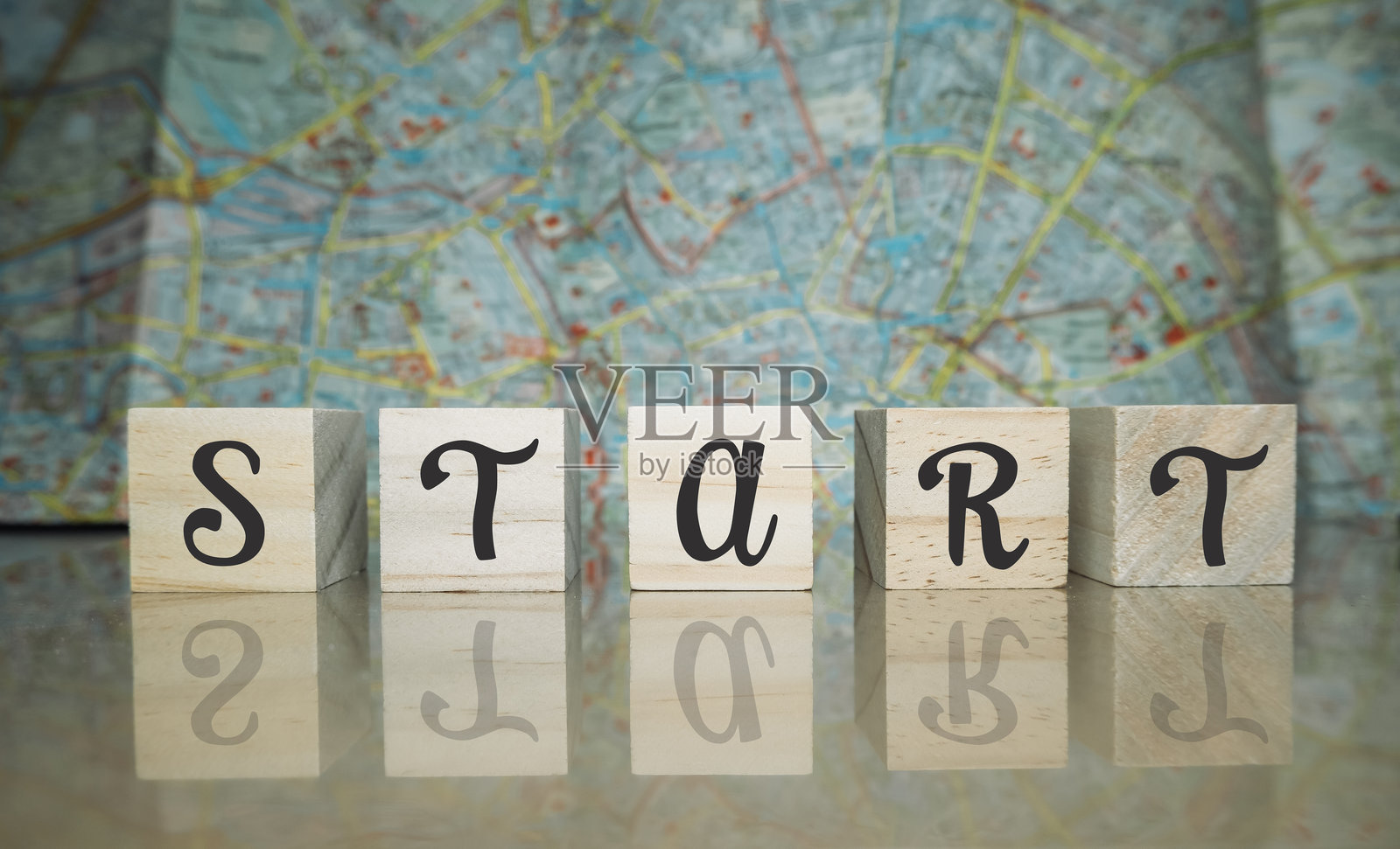 一个木块，上面写着“开始”这个词照片摄影图片