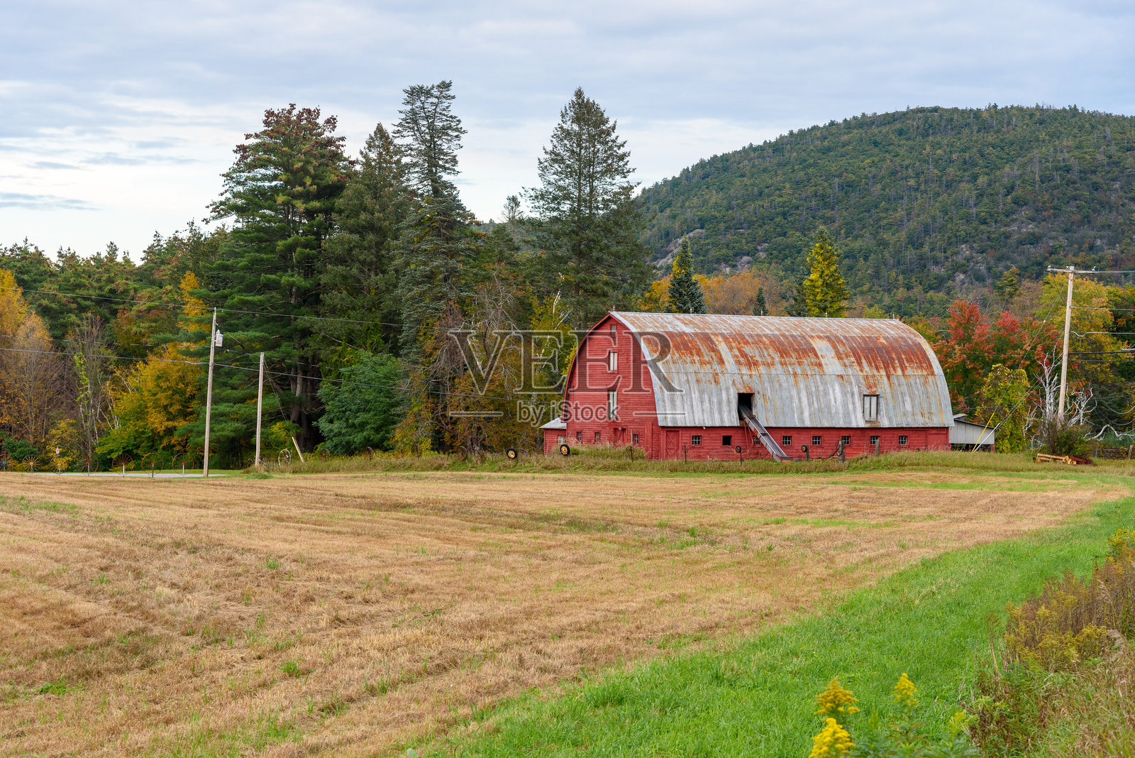 山区收割田中的传统红色木质谷仓照片摄影图片