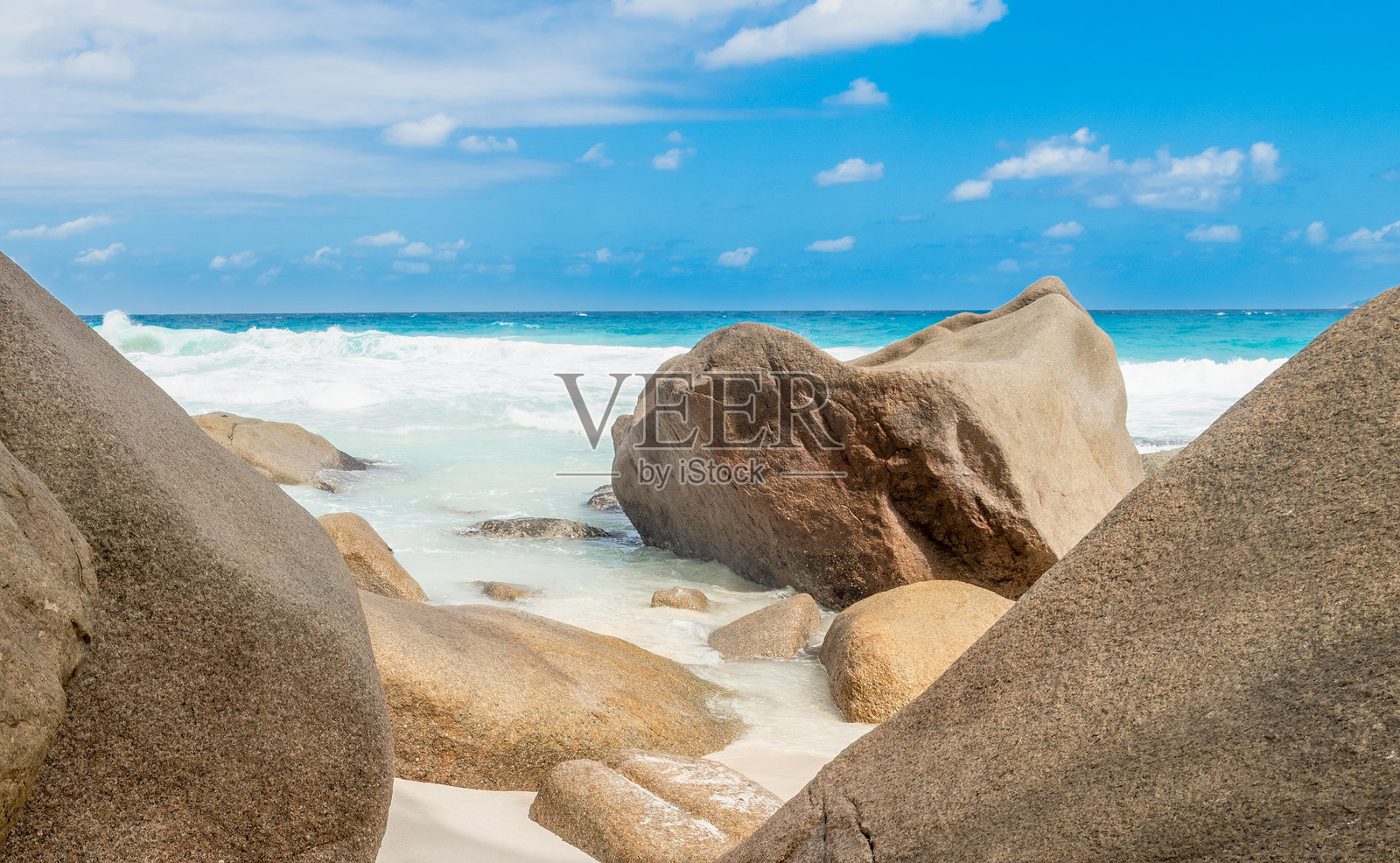 热带海滩上的花岗岩岩石和碧蓝的海水。照片摄影图片