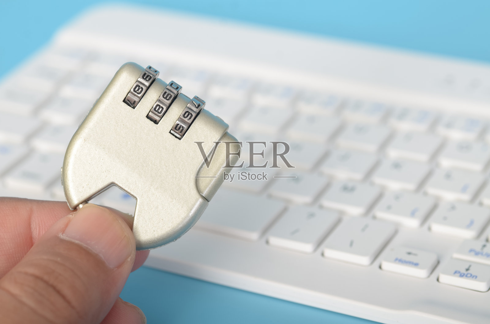 背景中的键盘突显了威胁的数字特性，以及保护数据所需的技术解决方案。照片摄影图片