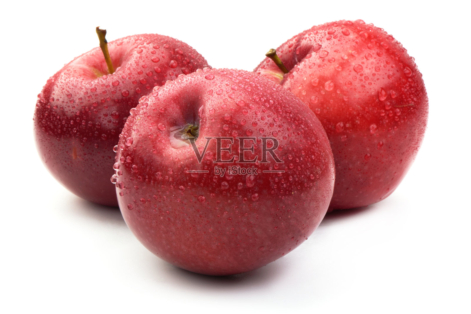 红色成熟的苹果上带有水珠，孤立在白色背景上。新鲜的有机生水果。照片摄影图片
