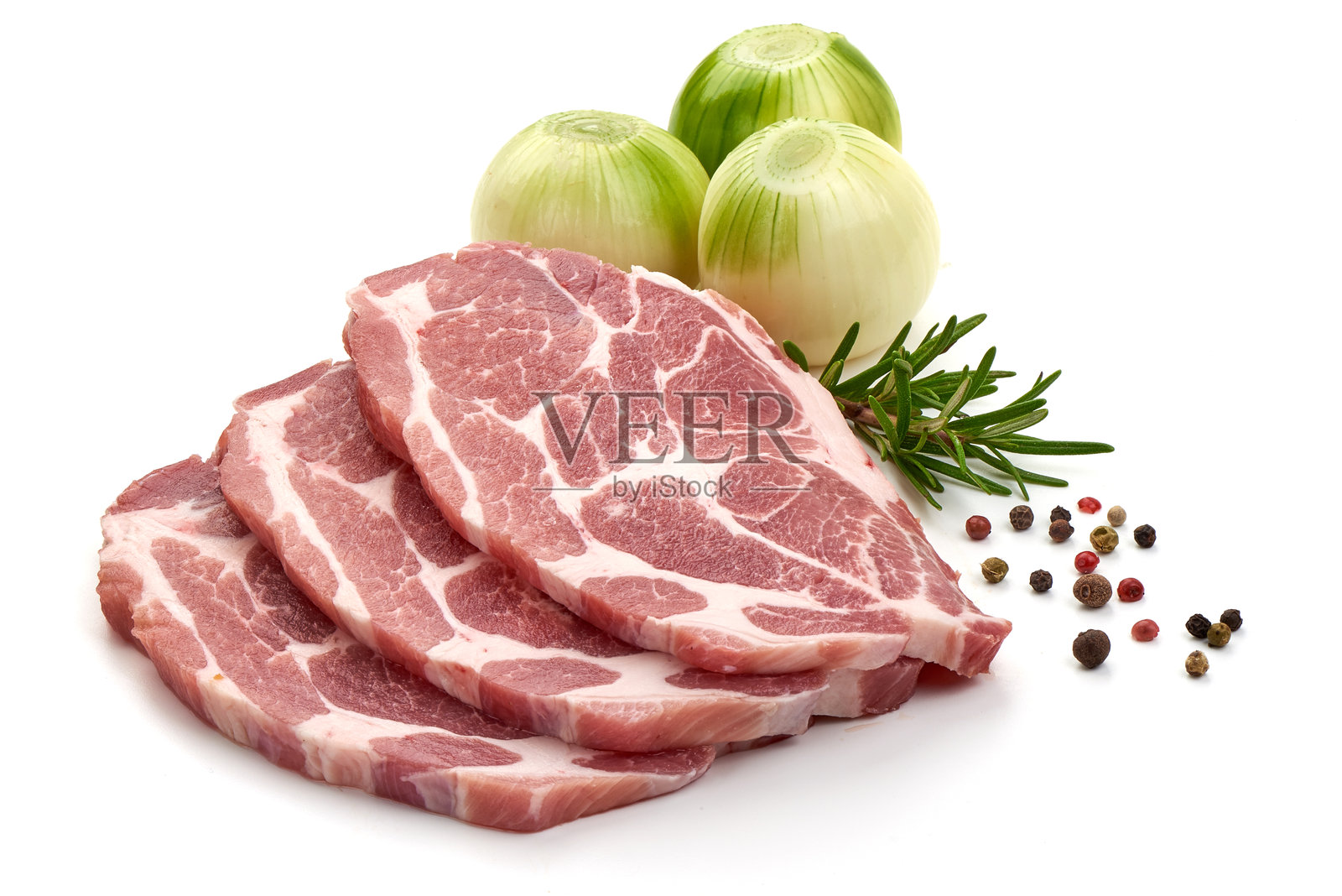 香料洋葱猪里脊肉片，背景为白色隔离图像照片摄影图片