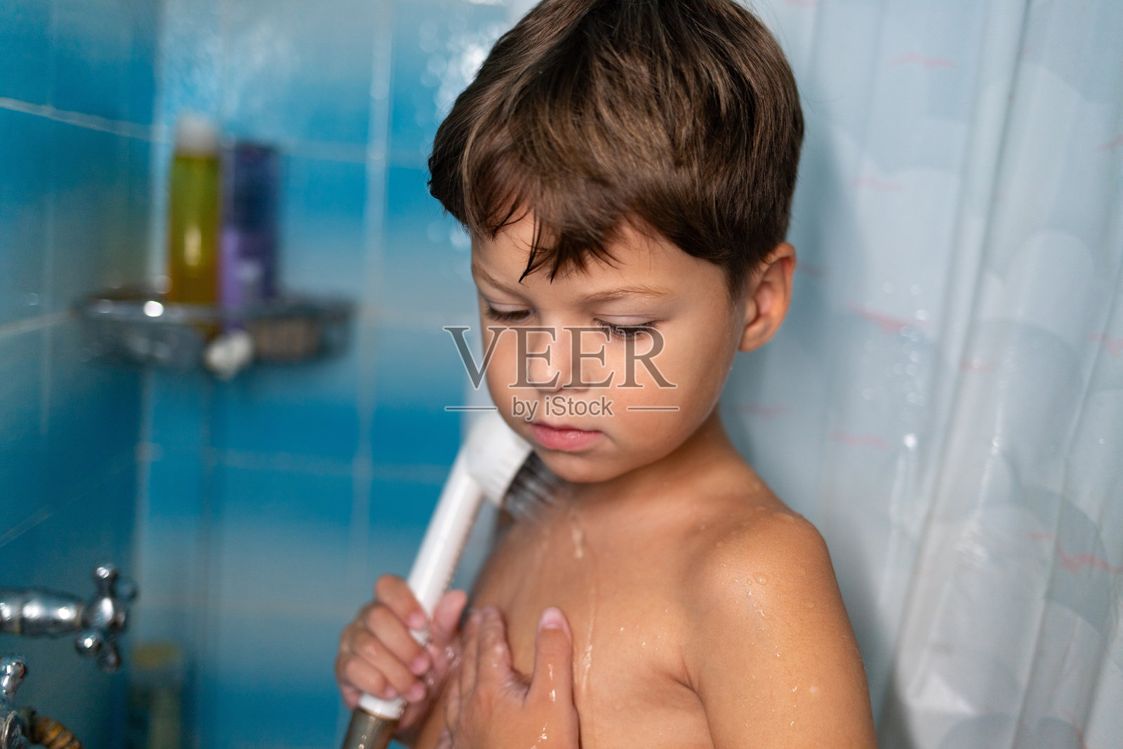 6岁儿童在洗澡照片摄影图片
