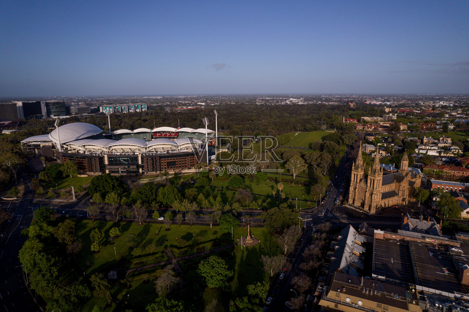 阿德莱德椭圆体育场和圣彼得大教堂的鸟瞰图。照片摄影图片