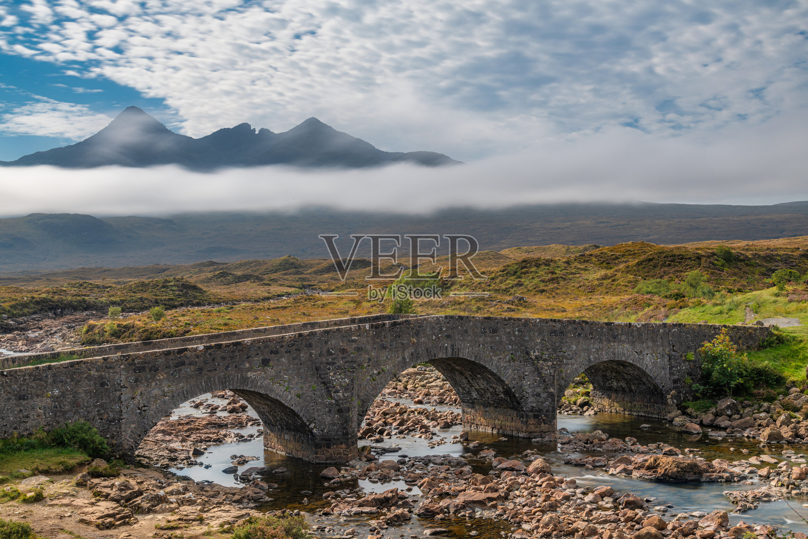 苏格兰斯凯岛的斯利加汉桥照片摄影图片