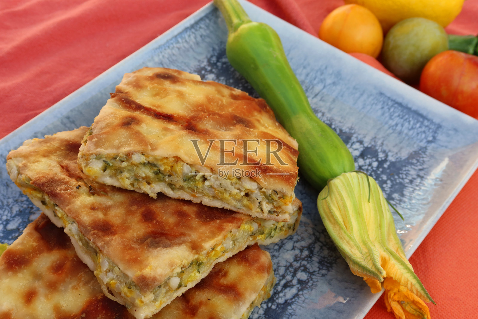 法式西葫芦塔配新鲜花朵照片摄影图片