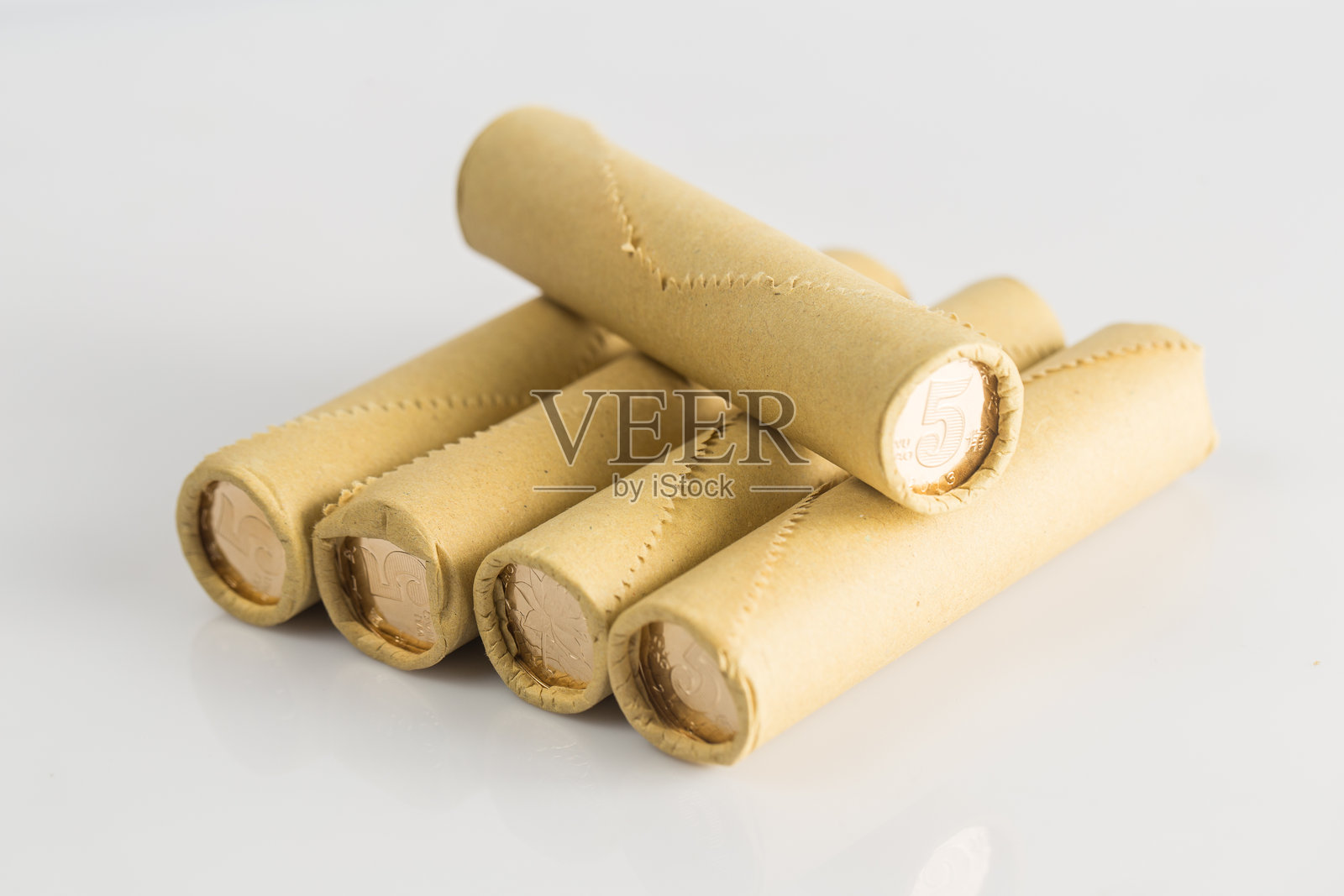 许多硬币在白色背景上照片摄影图片