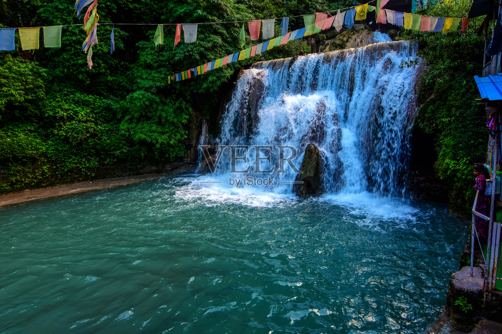 人们在乌塔拉坎德的穆索里Kempty瀑布享受沐浴时光。照片摄影图片