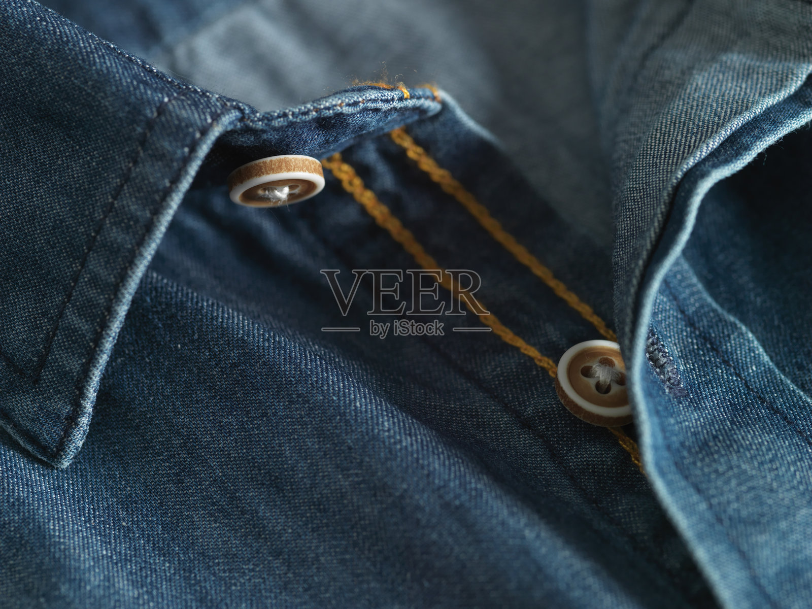蓝色牛仔衬衫的扣子细节照片摄影图片