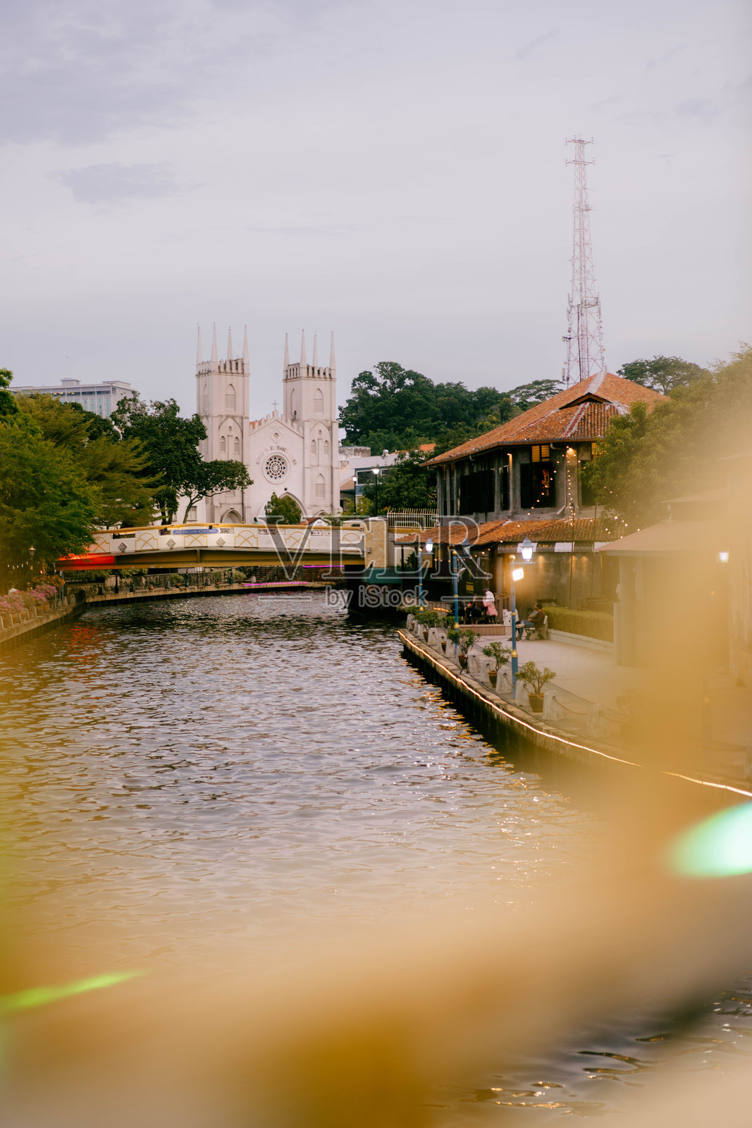 马六甲市河边运河黄昏时的氛围照片摄影图片