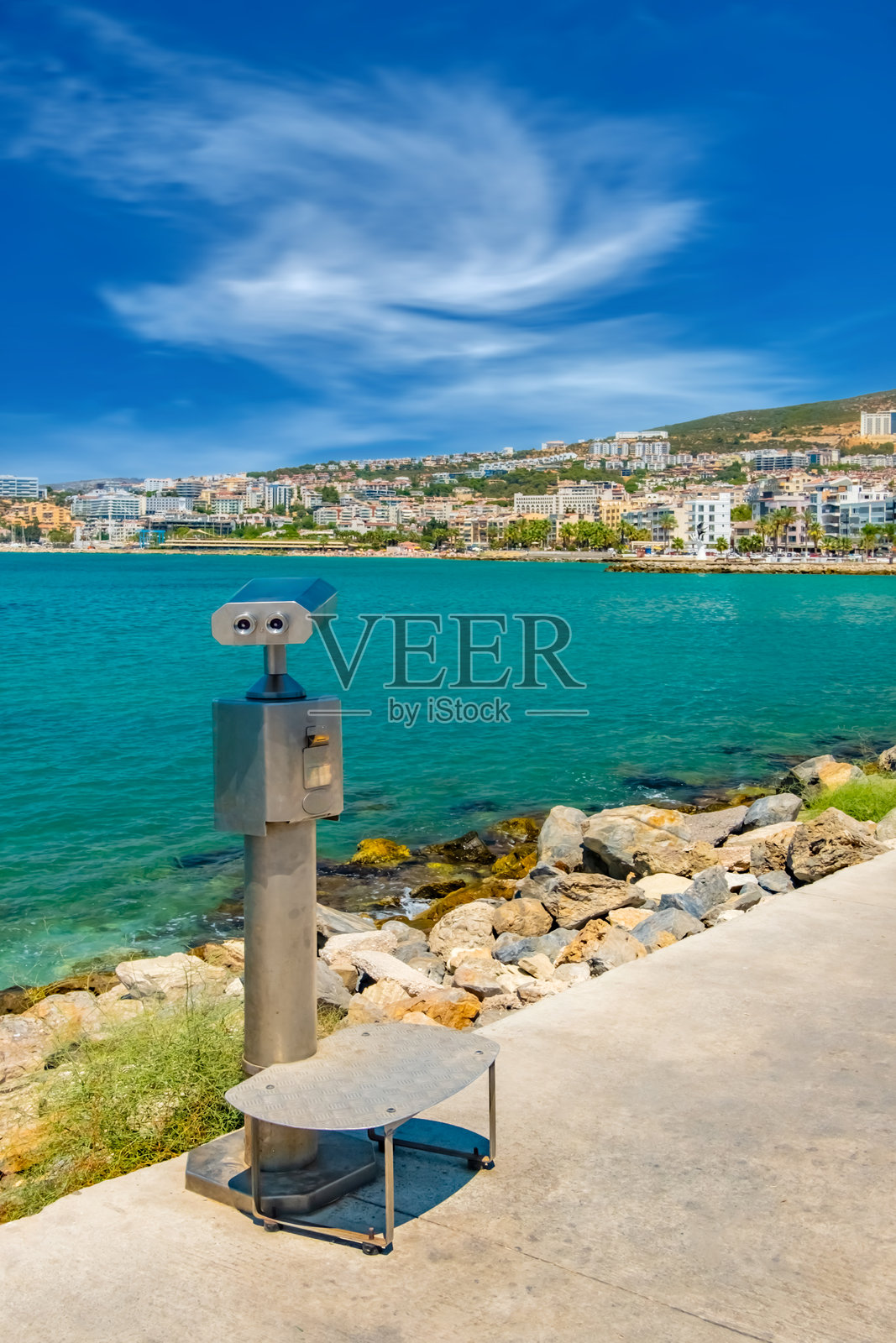 土耳其爱琴海沿岸库萨达斯的旅游望远镜位于海滨长廊上照片摄影图片