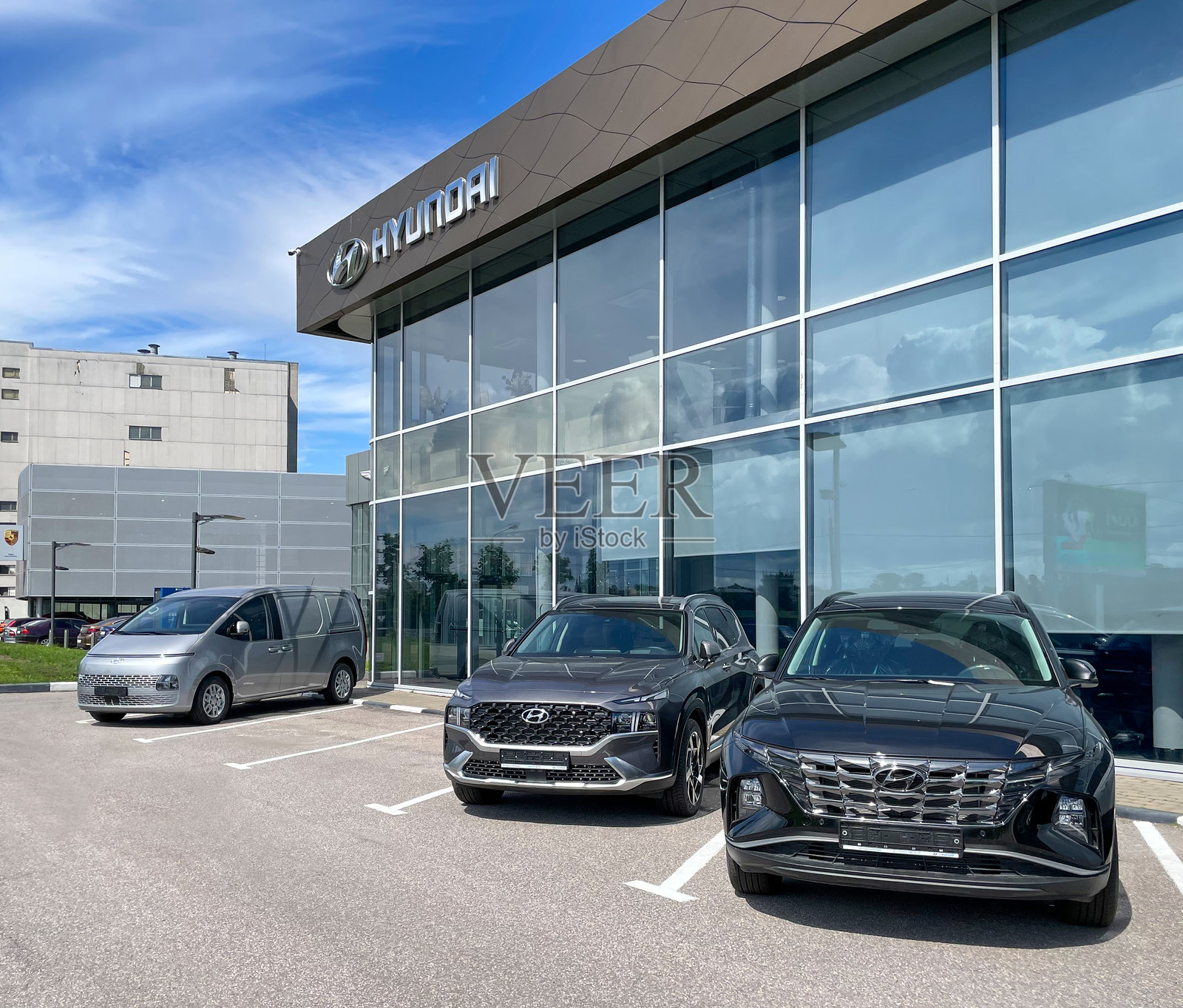 现代汽车展厅的外观。照片摄影图片