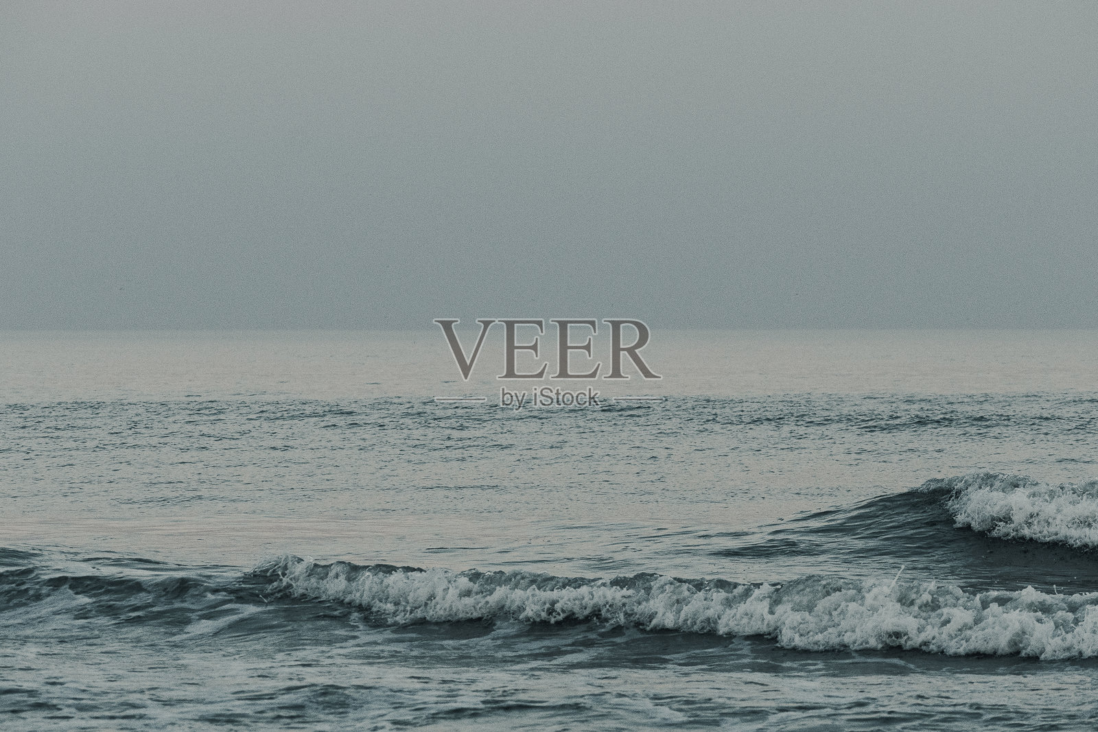 大西洋的海浪在蓝色时刻拍打着泽西海岸的海滩边缘照片摄影图片