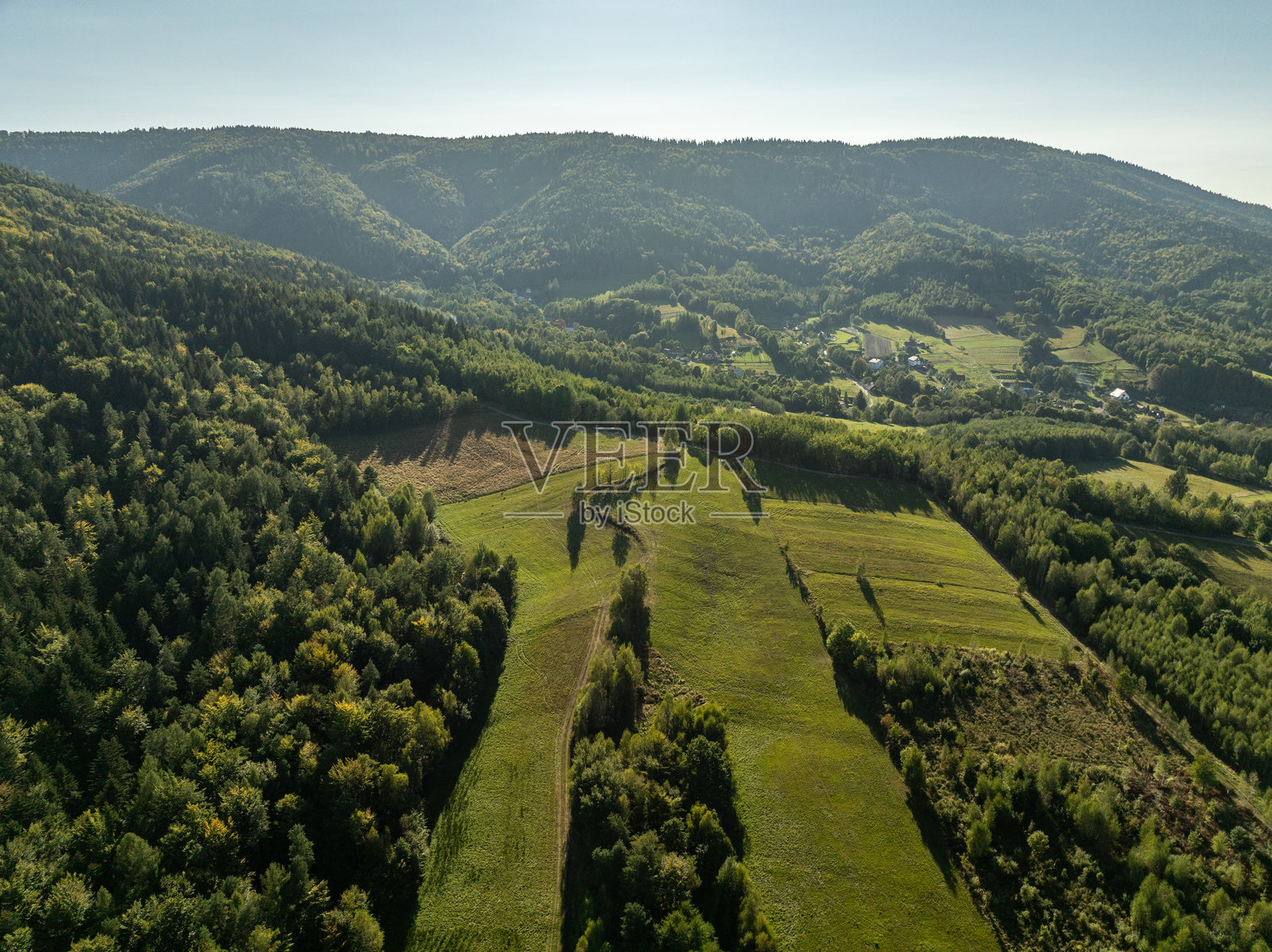 小贝斯基德山脉的空中全景，波特罗伊纳山和查尔尼格隆。波兰小贝斯基德山脉的无人机航拍视角，展示了位于波兰安德里霍夫的日基村和查尔尼格隆滑雪度假村。照片摄影图片