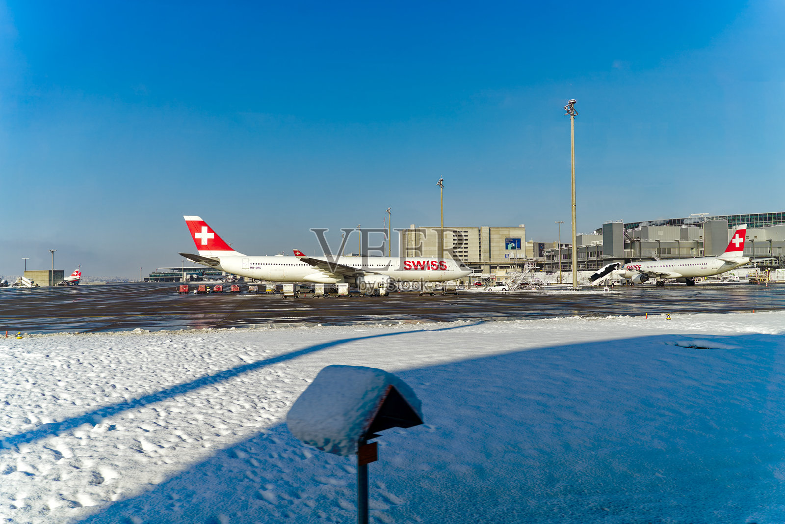 停靠在瑞士苏黎世克洛滕机场的瑞士航空客机空客A330-300，注册号HB-JHC，阳光明媚的冬日。照片摄影图片