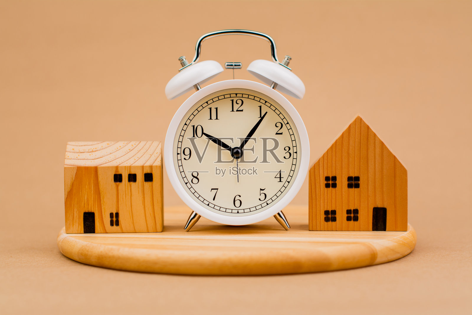 闹钟、重要的时间、对工作、约会、准时和生活开始很重要的手表照片。照片摄影图片