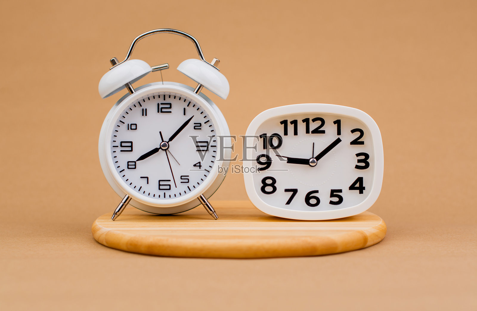 闹钟、重要的时间、对工作、约会、准时和生活开始很重要的手表照片。照片摄影图片