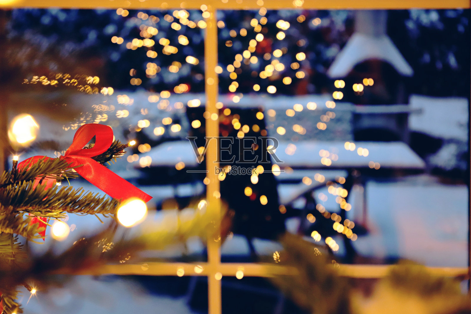 玻璃上照亮的圣诞灯光的倒影照片摄影图片