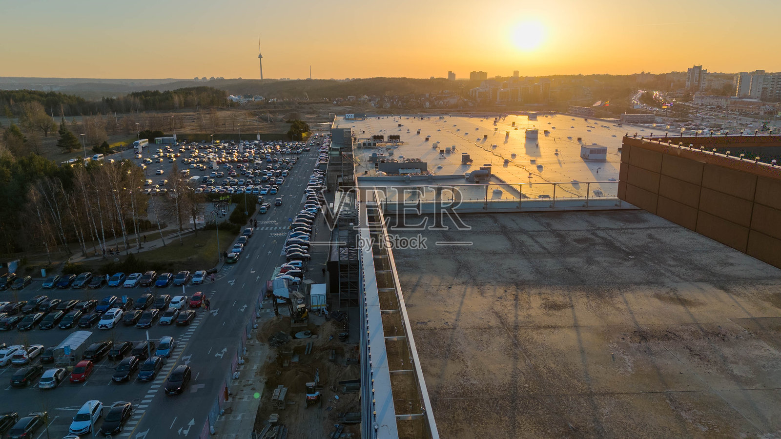 日落时分的停车场和屋顶鸟瞰图照片摄影图片
