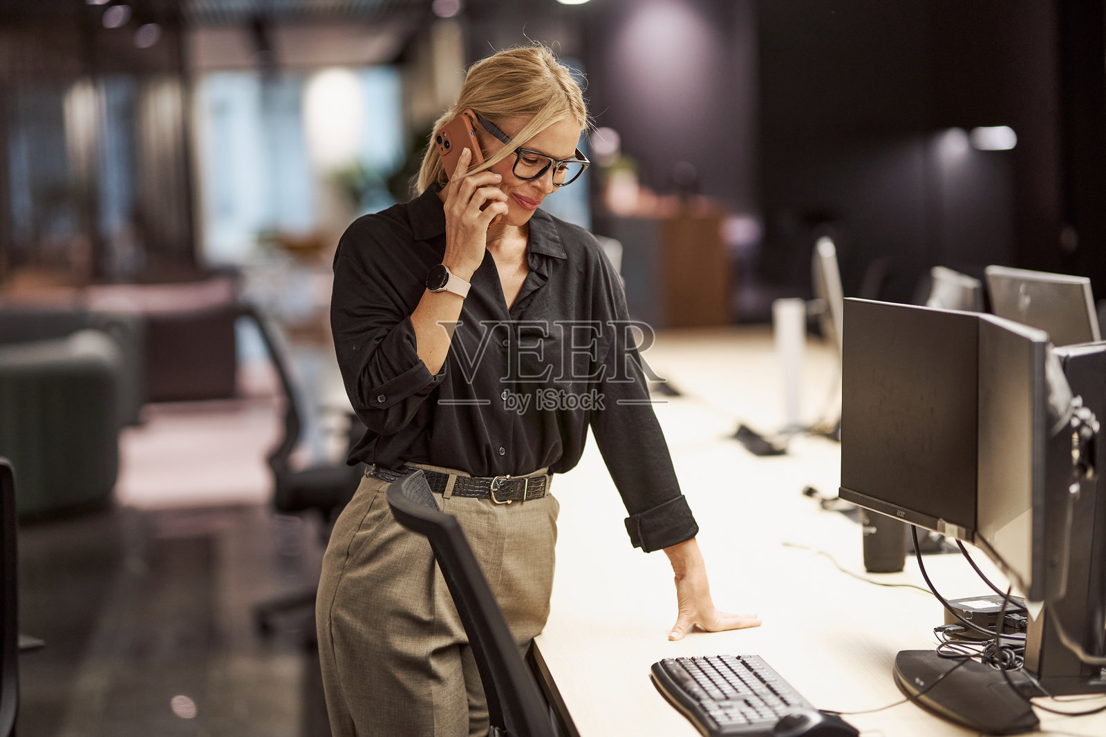 在当今世界的动态现代办公室环境中蓬勃发展的职业女性照片摄影图片