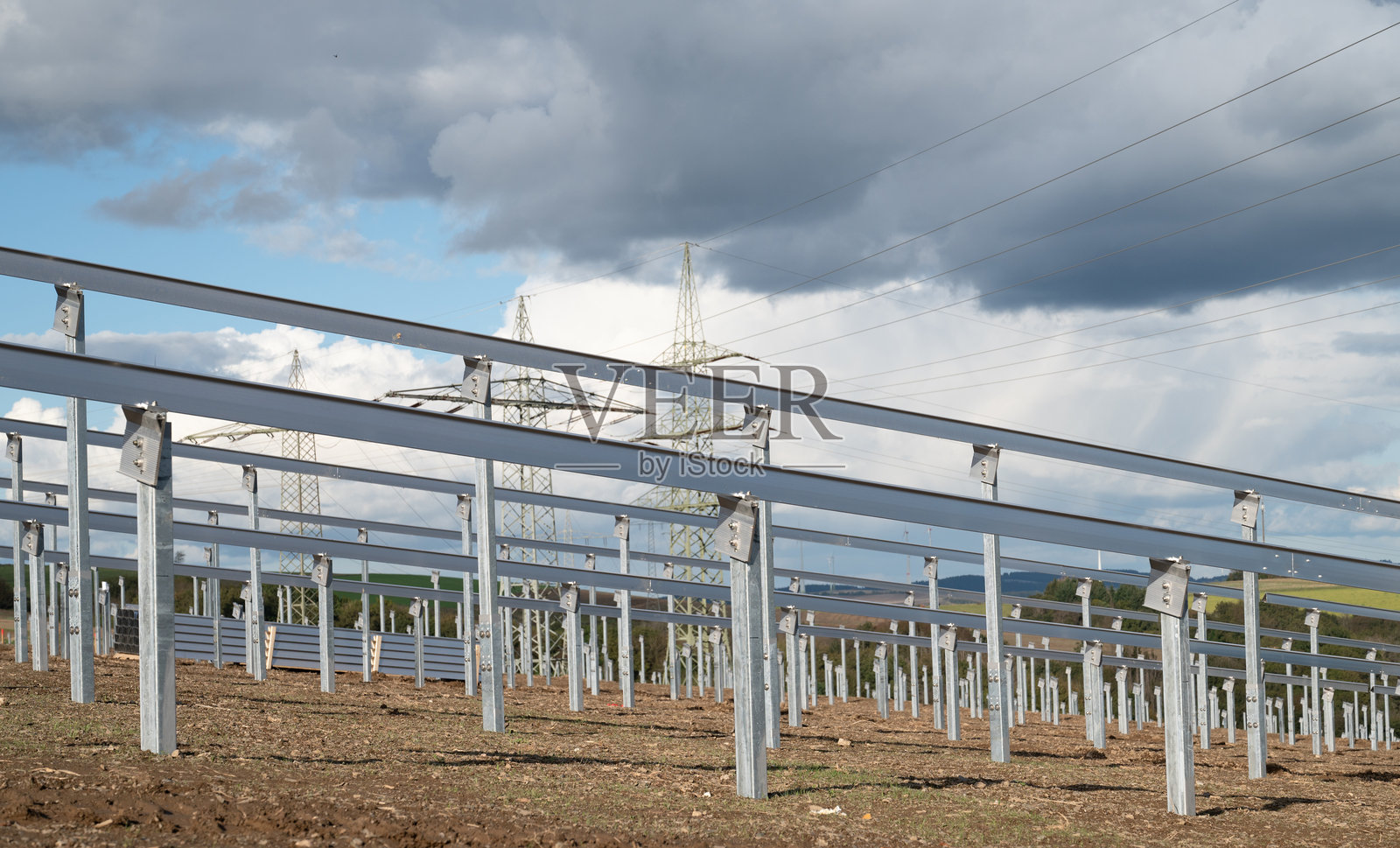 太阳能电池板系统的施工现场，转型为可再生可持续能源，环境保护照片摄影图片